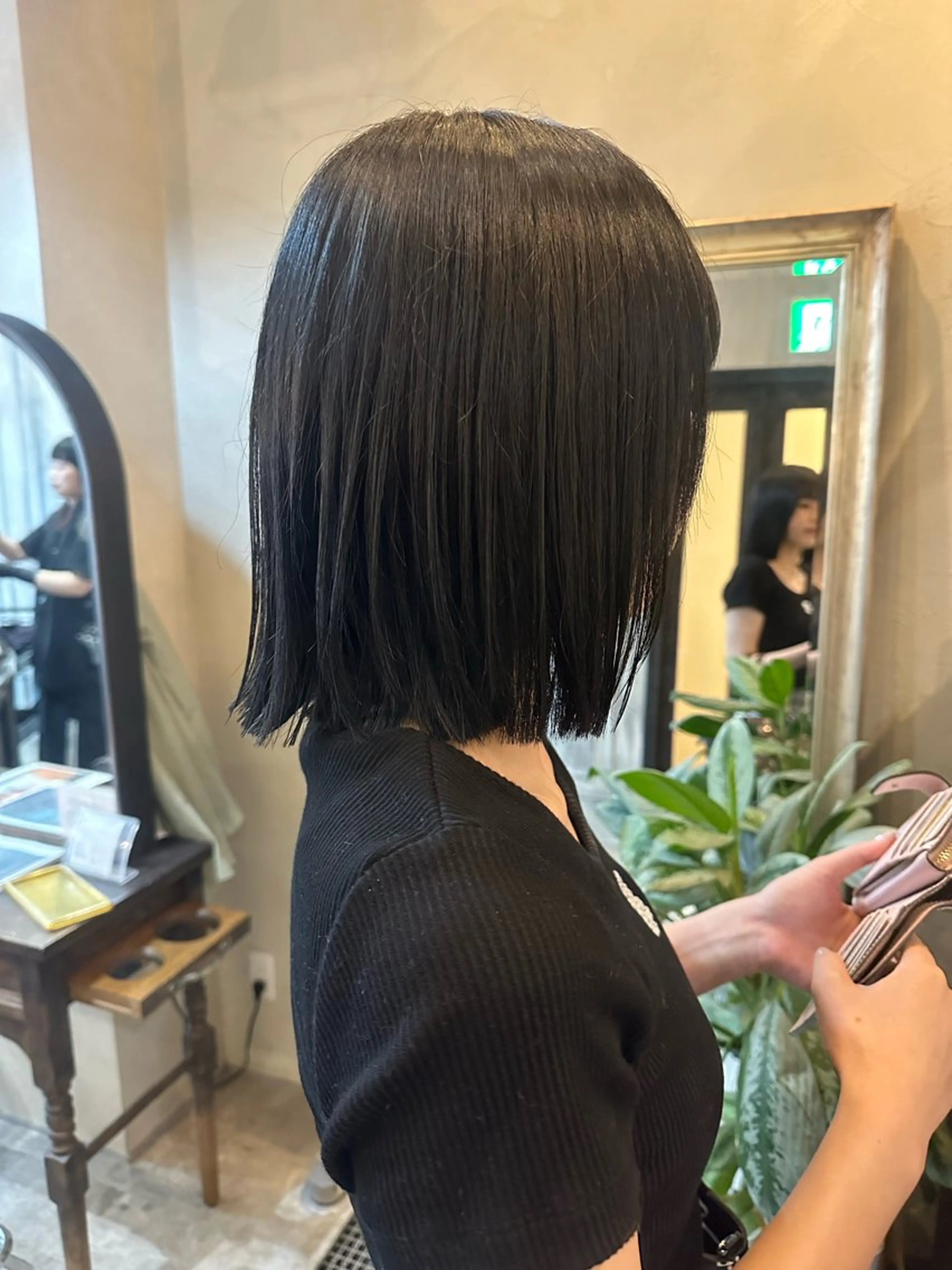 ショート ボブ カット 縮毛矯正 ぱる/透明感カラー パーマ/カットのヘアスタイル