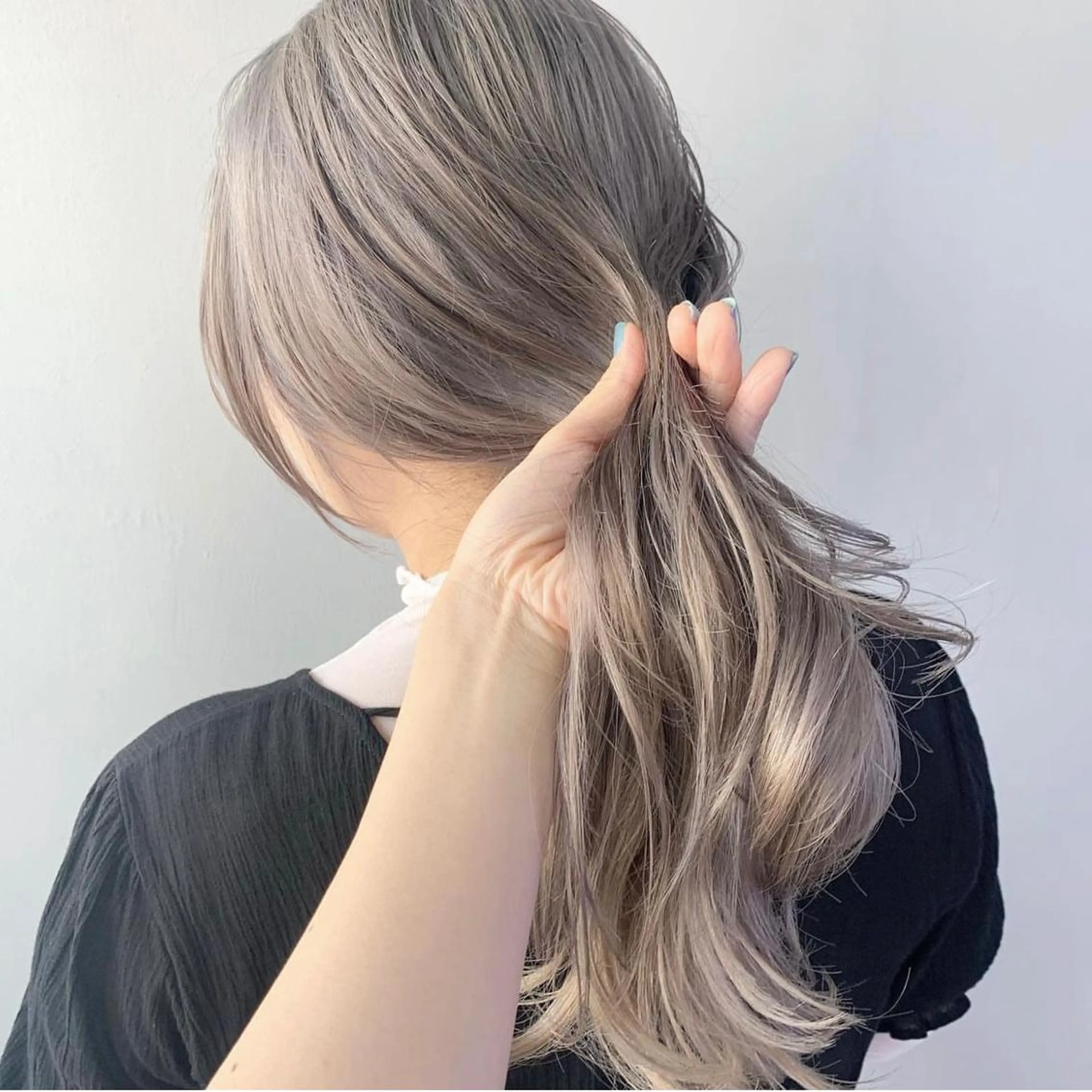 ロング カラー ヘアアレンジ ベージュカラー ブリーチ ケアブリーチ ホワイトベージュ ヘアカラー トリートメント No1韓国風レイヤー &カチモリ✨ /サキのヘアスタイル