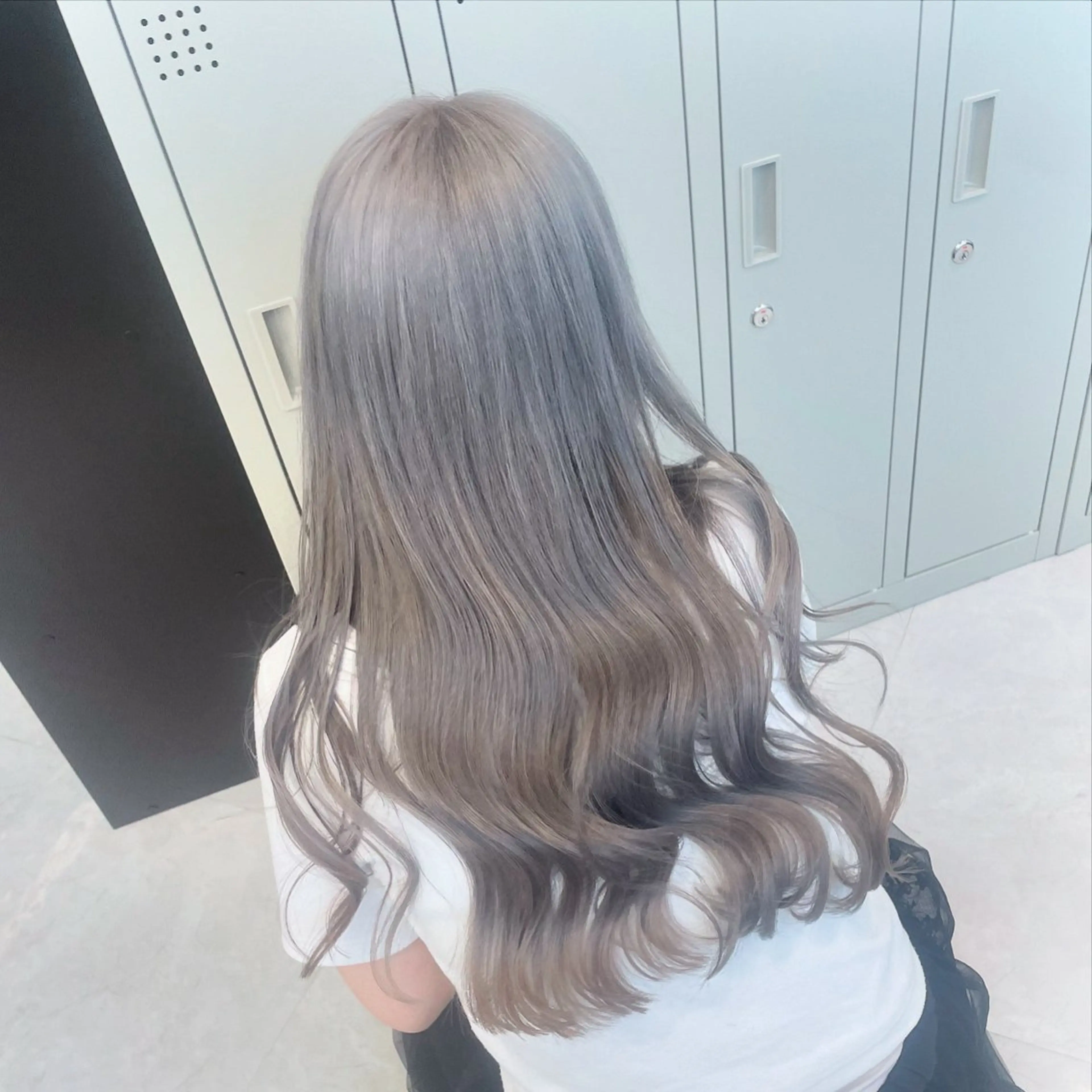 ロング カラー ブリーチ ケアブリーチ ハイトーンカラー シルバー メンズウルフ🐺♡ ブリーチ♡ヘアメ🎀のヘアスタイル