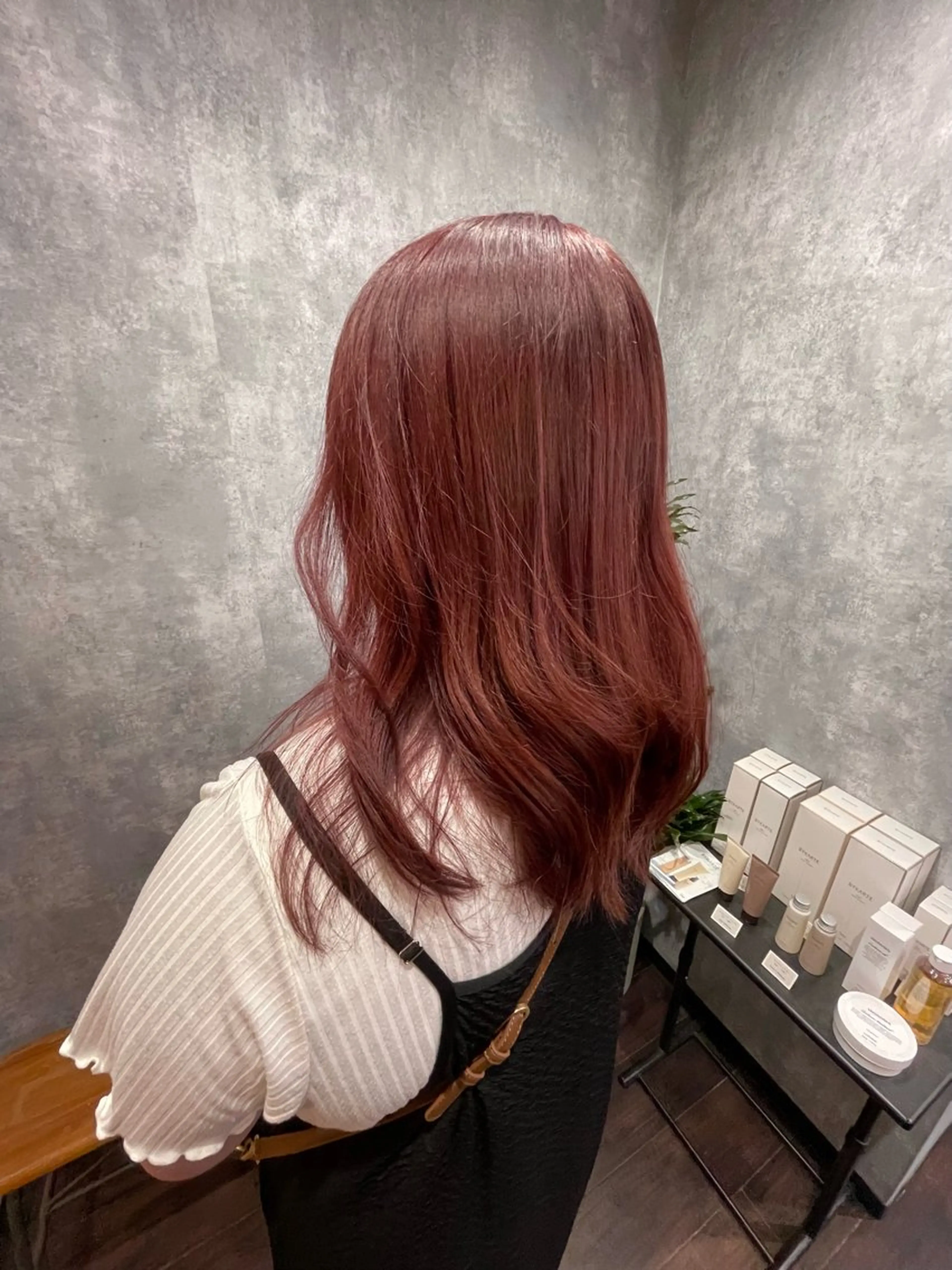 セミロング カラー ベージュカラー ブリーチ ピンクカラー ピンクベージュ 小川 乃愛のヘアスタイル