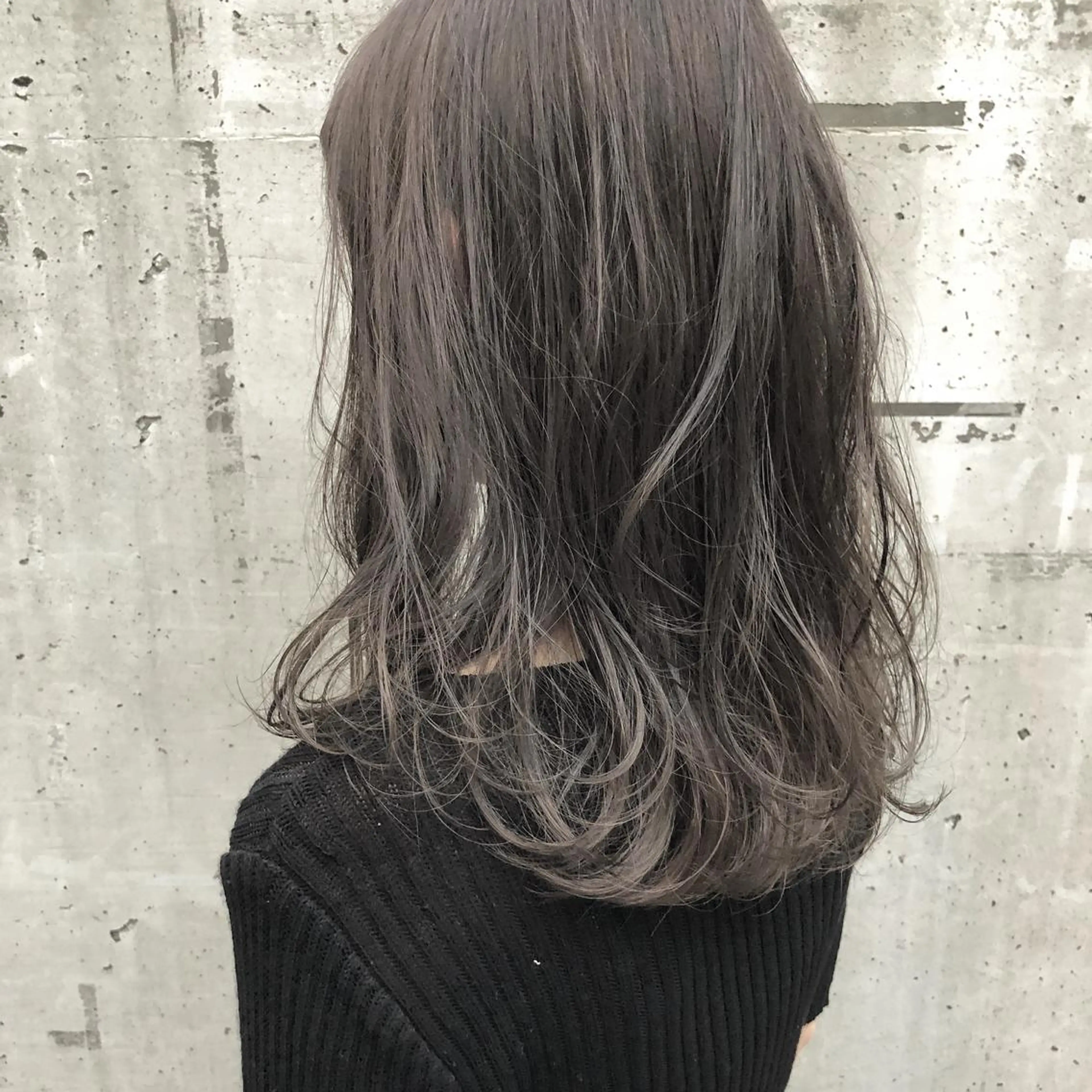 ロング カラー グレージュ 横山 莉奈のヘアスタイル