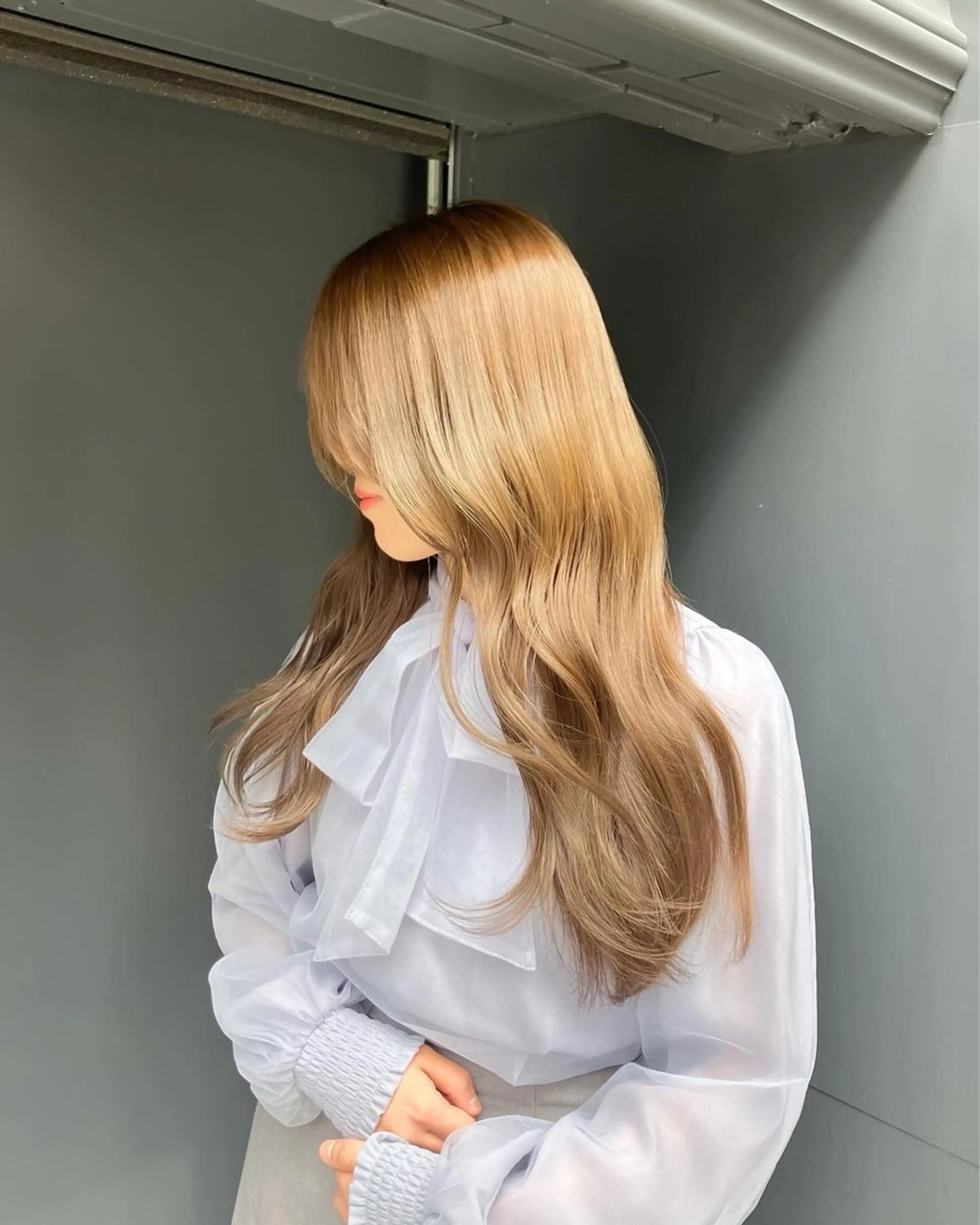 ロング カラー ベージュカラー ブリーチ ミルクティーベージュ ブリーチなしカラー ヘアカラー トリートメント 髪質改善/縮毛矯正 /美髪カラー/こてのヘアスタイル