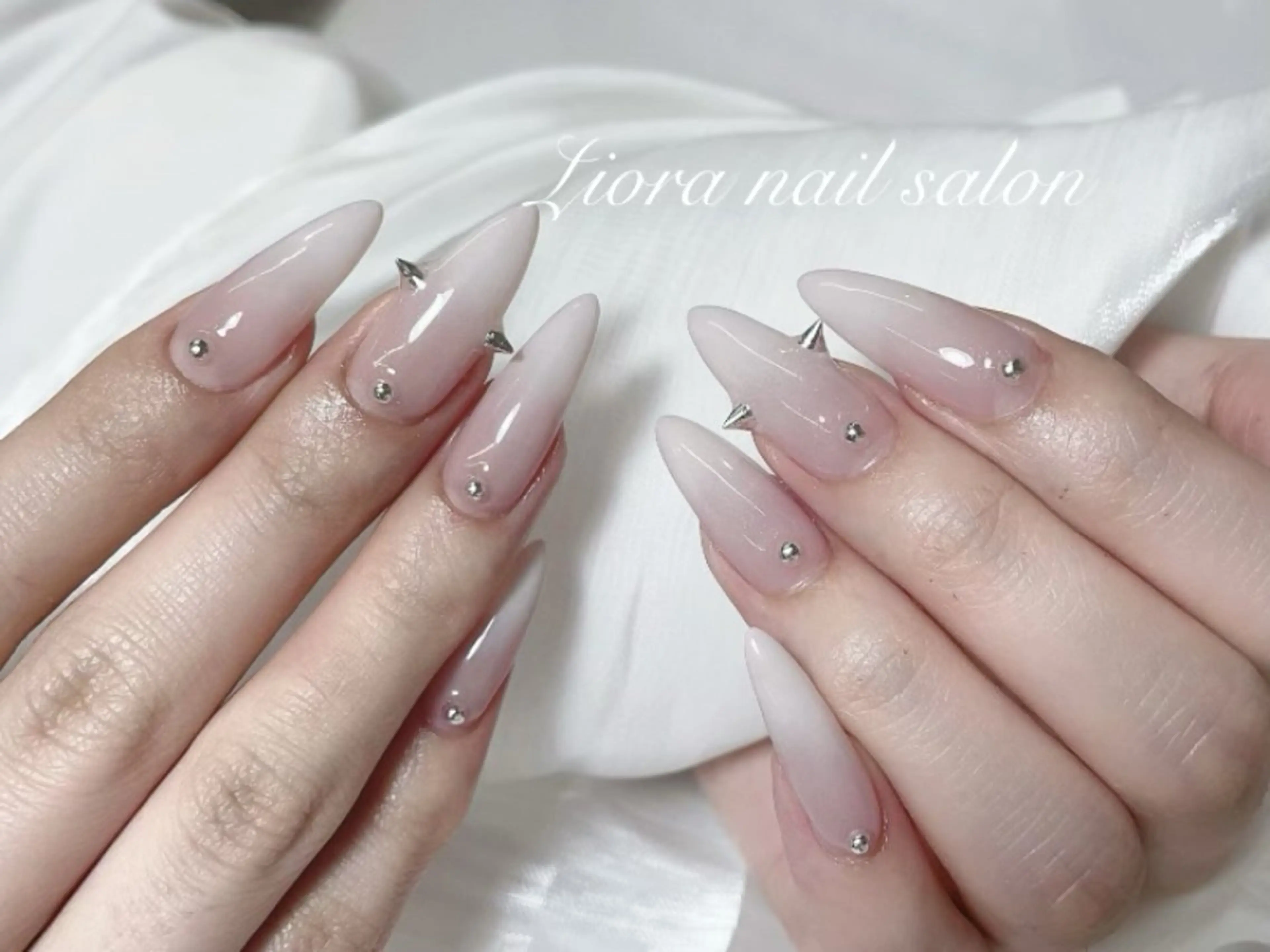 ネイル フレンチネイル ジェルネイル ガーリー グラデーション キラキラネイル ハンドネイル Liora nail スカルプ専門店のネイルデザイン