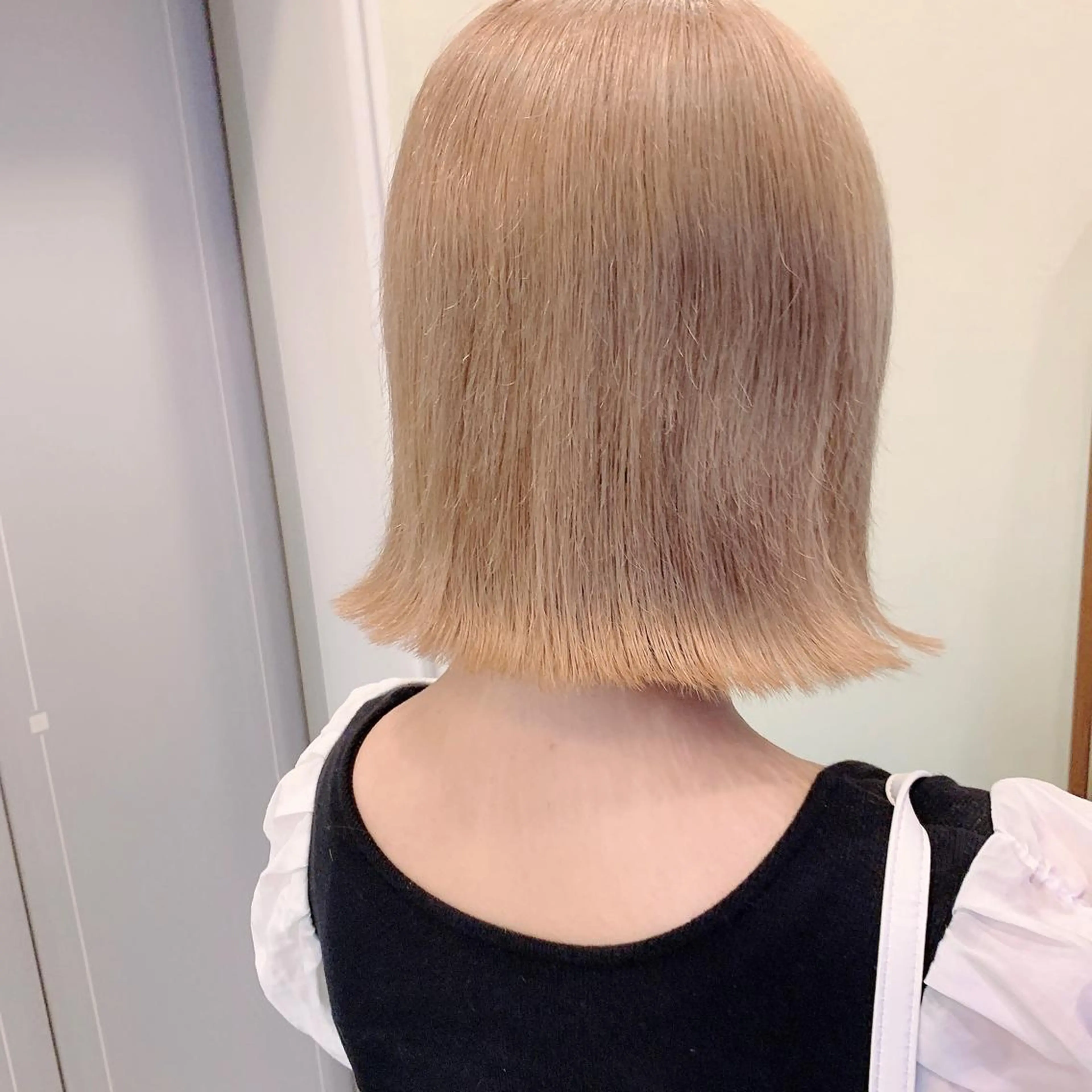 ショート カラー 切りっぱなしボブ ベージュカラー ミルクティーベージュ ホワイトミルクティーベージュ ボブ NUMBER_ ユイナのヘアスタイル