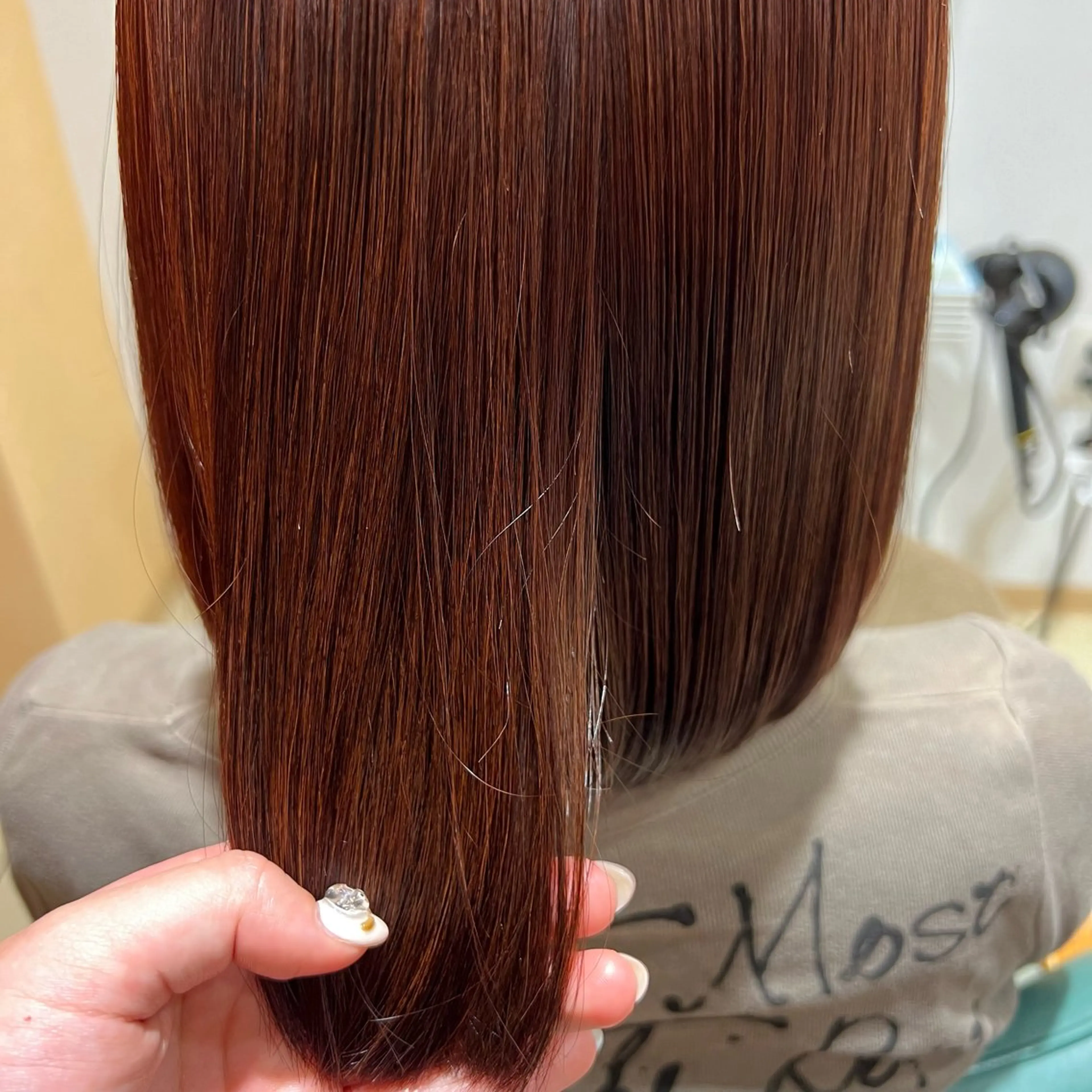 ミディアム カラー momb 折戸結菜のヘアスタイル