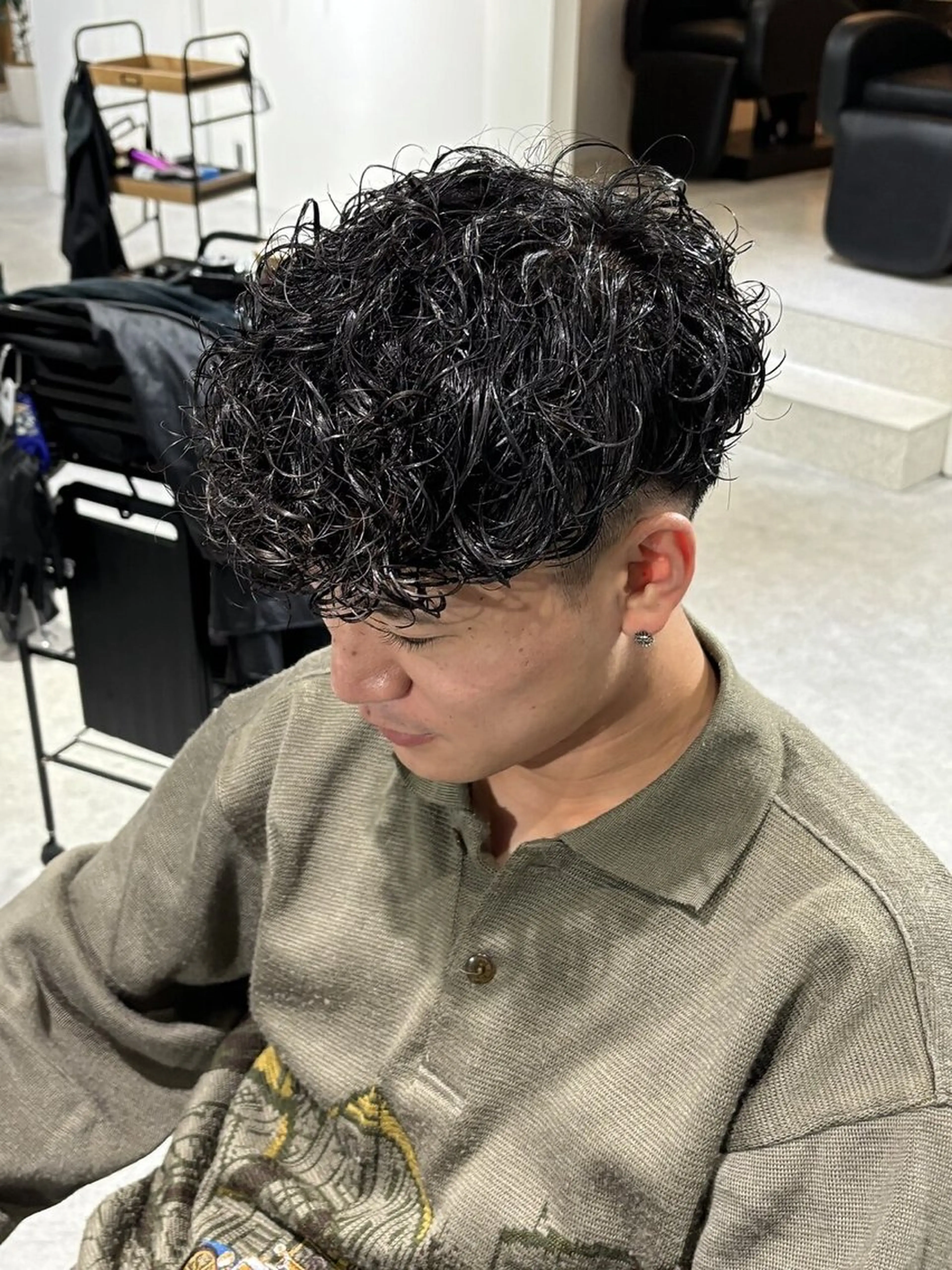 メンズ センターパート ダウンパーマ フェードカット フェザーパーマ カルマパーマ カット パーマ 布施メンズ特化美容師 秋山　涼のヘアスタイル