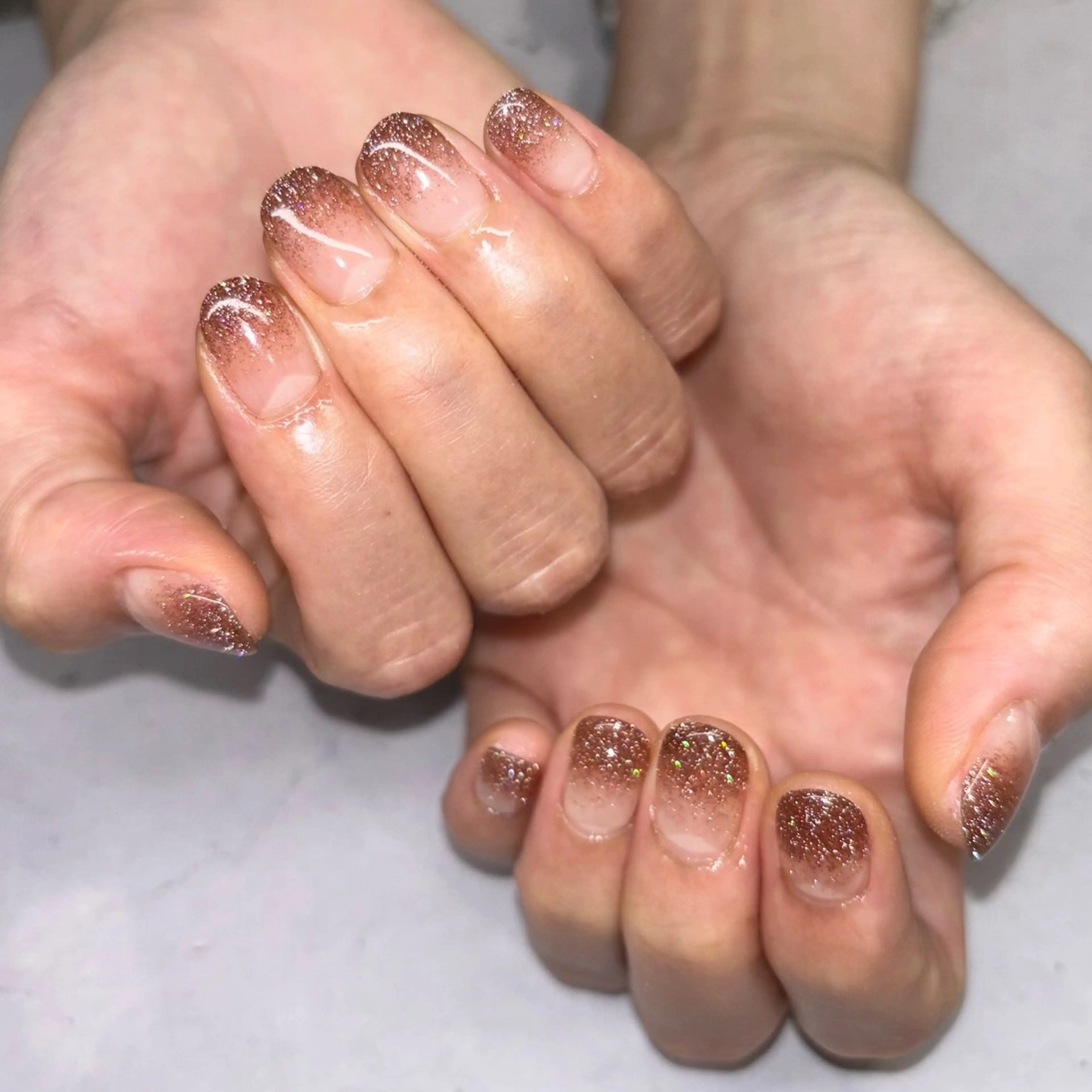 ネイル ブラウン フラッシュネイル ラメ(グリッター) ラメグラデーション ハンドネイル 荒巻 めいのネイルデザイン