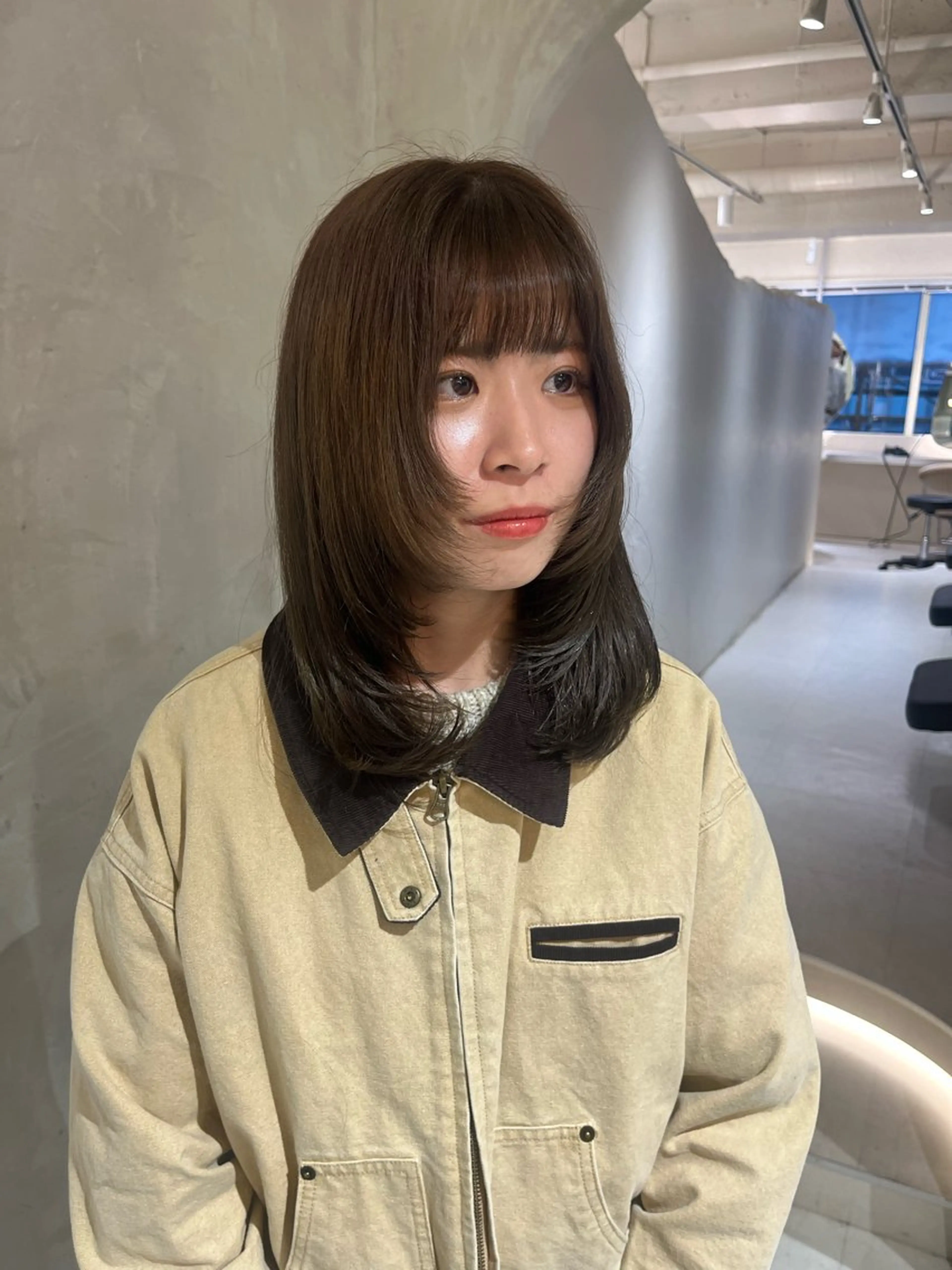 ミディアム カラー ベージュカラー ブリーチ ブリーチなしカラー オリーブベージュ レイヤーカット カット ヘアカラー トリートメント 切りっぱなしボブ/ 艶カラー/綾莉のヘアスタイル