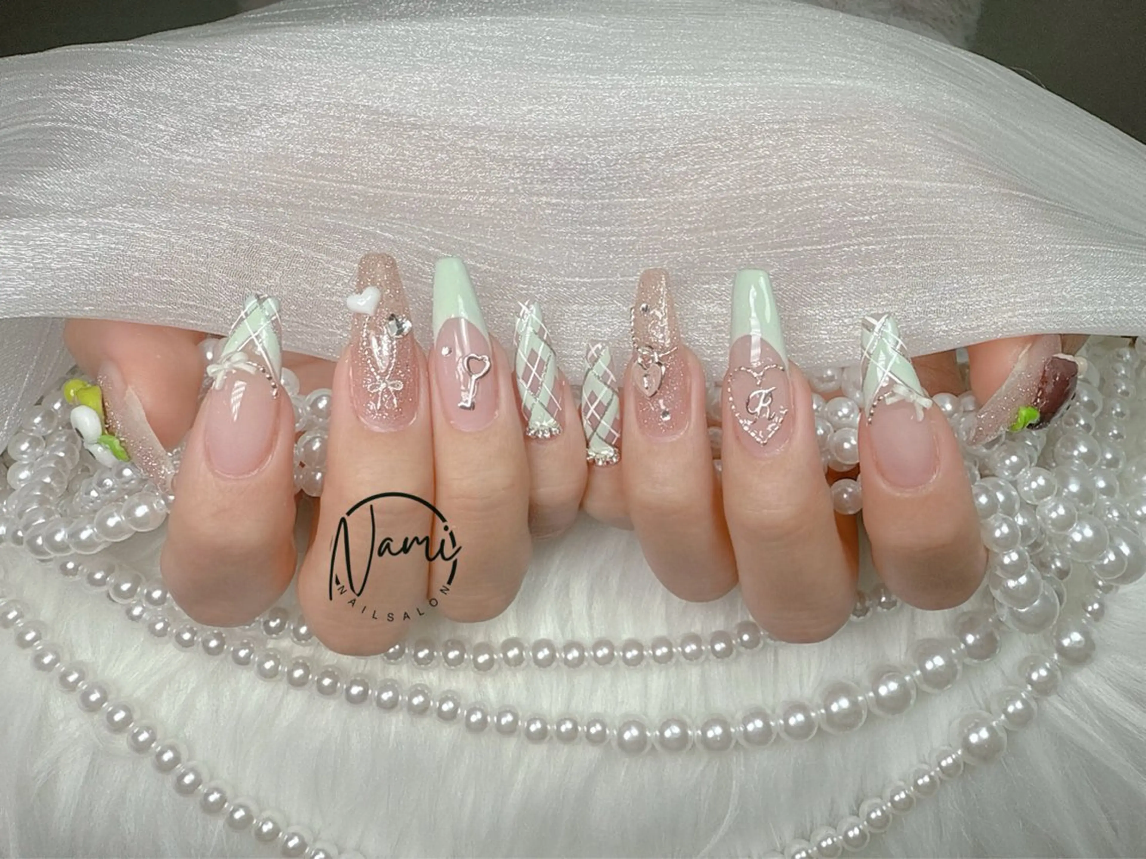 ネイル 長さ出し ガーリー 韓国ネイル ロングネイル 持ち込み ハンドネイル Nami nail salonのネイルデザイン