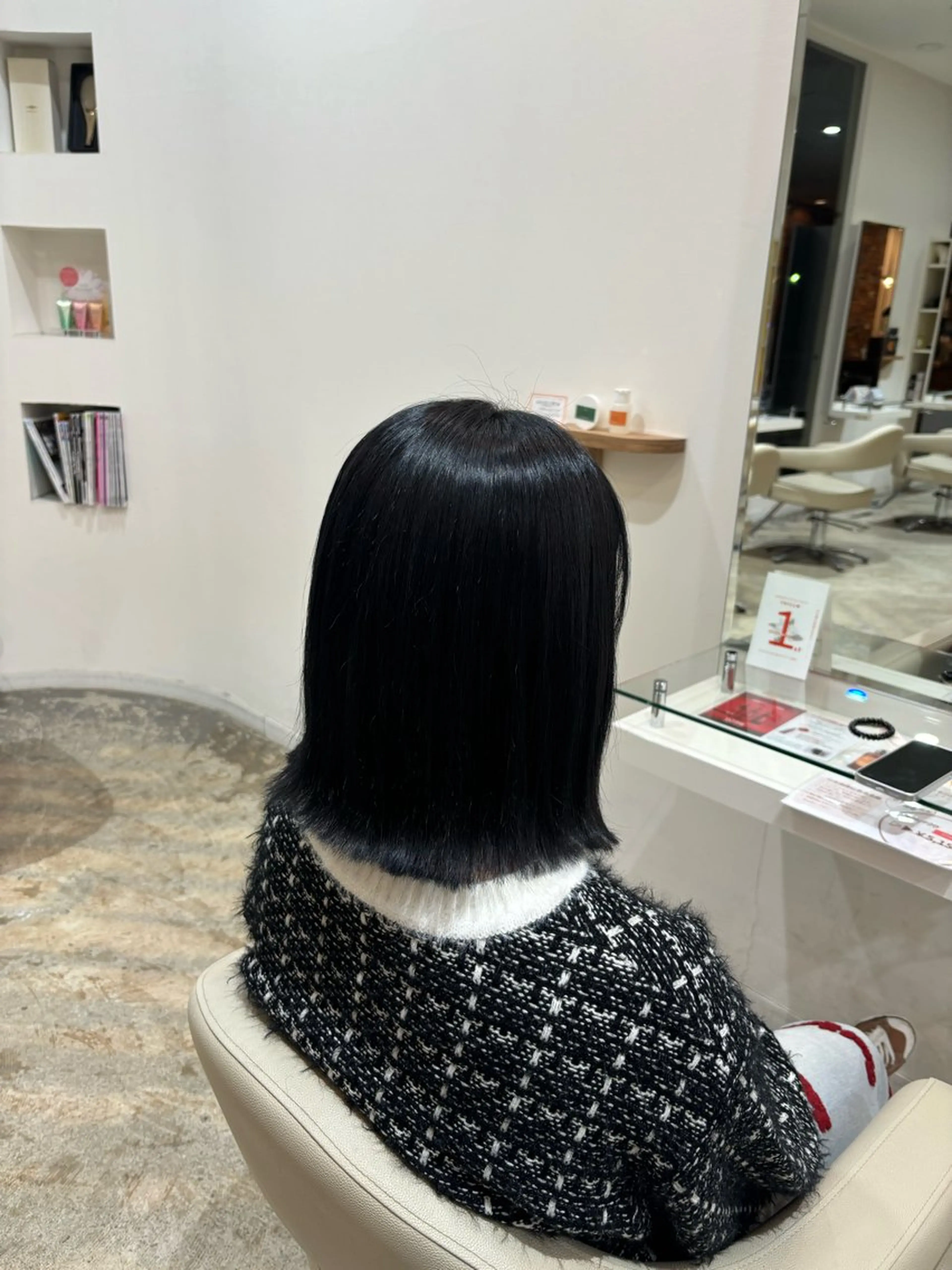 ミディアム カラー 切りっぱなしボブ 黒髪 ブルーカラー ブルーブラック ボブ 佐藤 優里のヘアスタイル