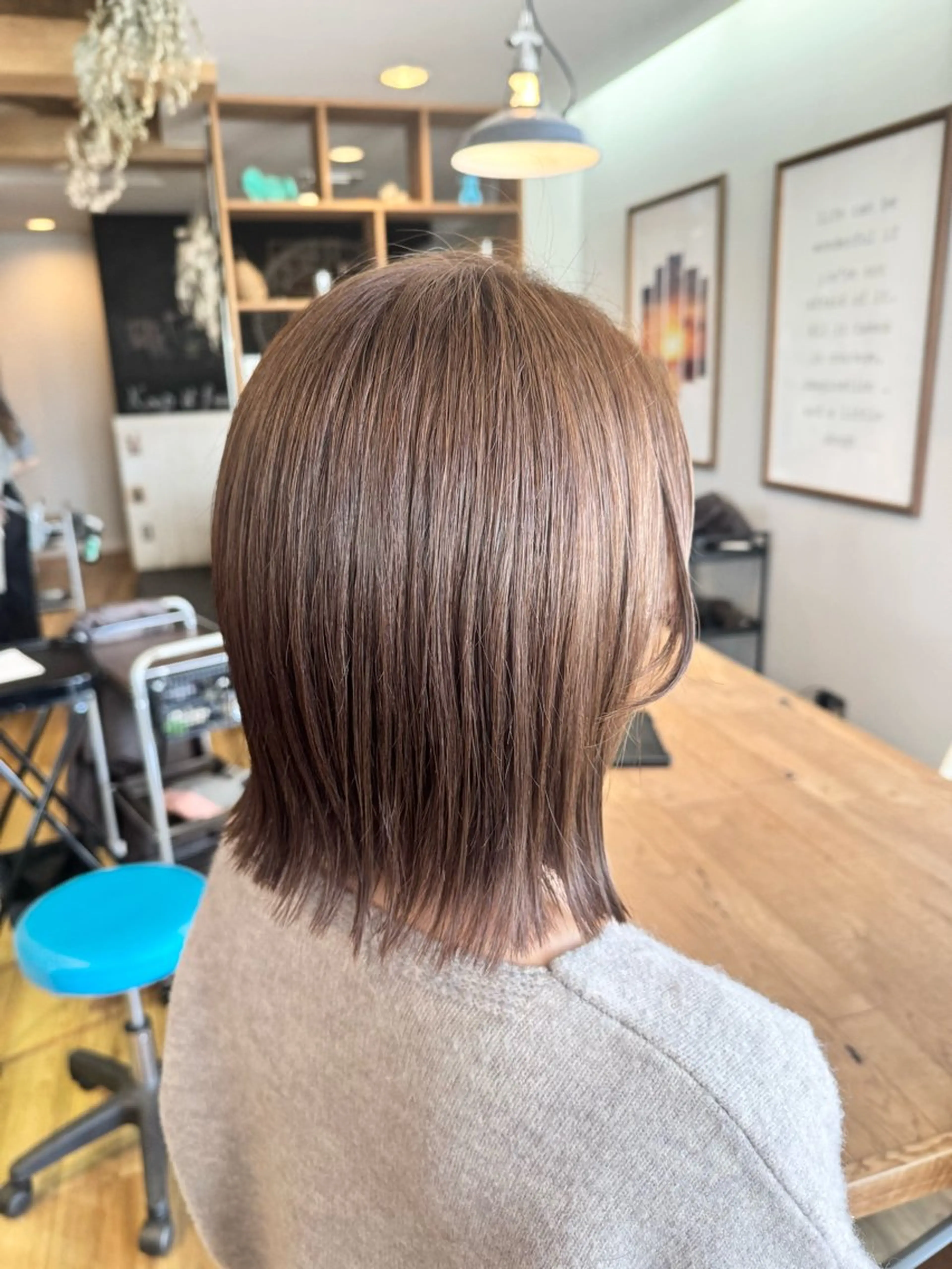 ミディアム カラー ベージュカラー オリーブベージュ カット ヘアカラー トリートメント ツキダテ ユイのヘアスタイル