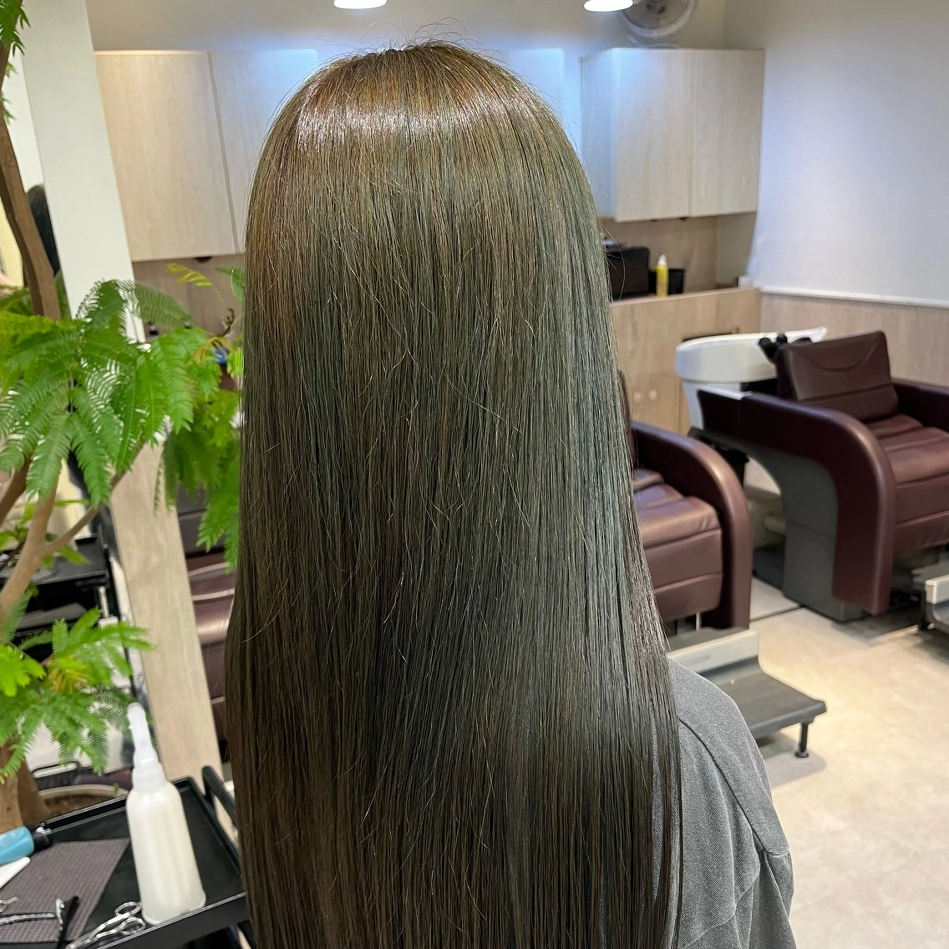 ロング カット ヘアカラー トリートメント omocha umiのヘアスタイル