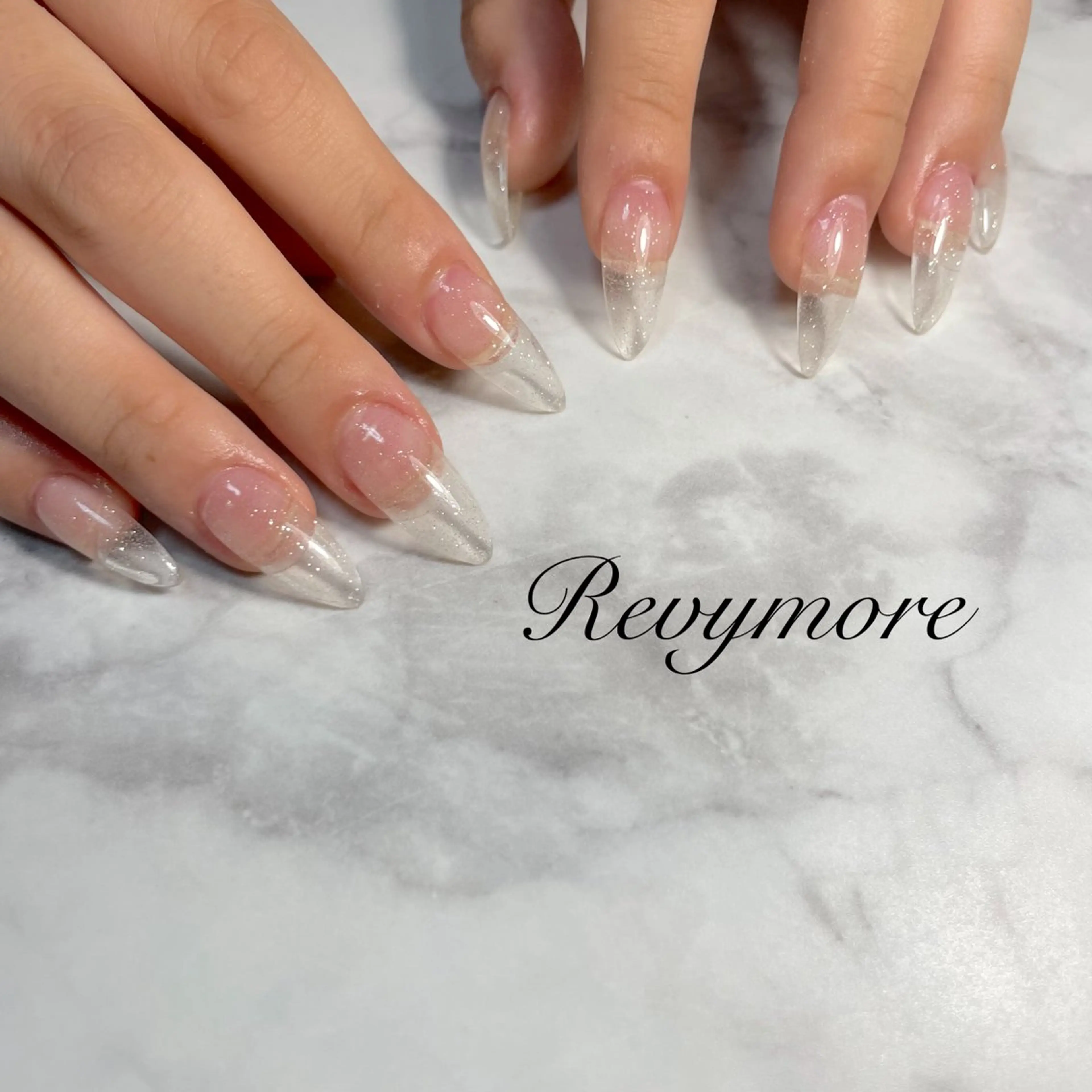 ネイル クリアネイル ジェルネイル ラメ(グリッター) ニュアンスネイル オフィスネイル nail salon Revymoreのネイルデザイン