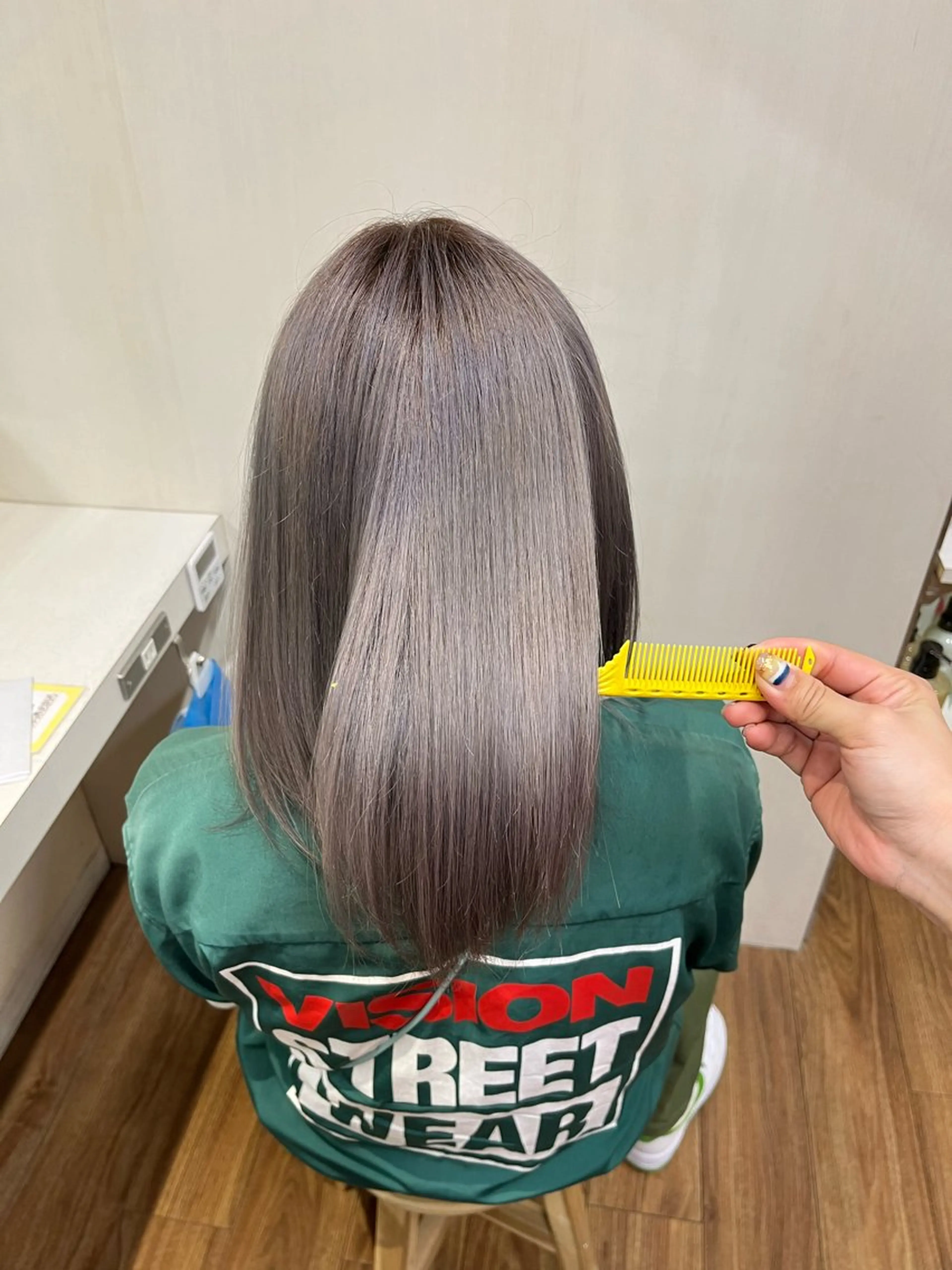 ミディアム 切りっぱなしボブ/ 艶カラー/綾莉のヘアスタイル