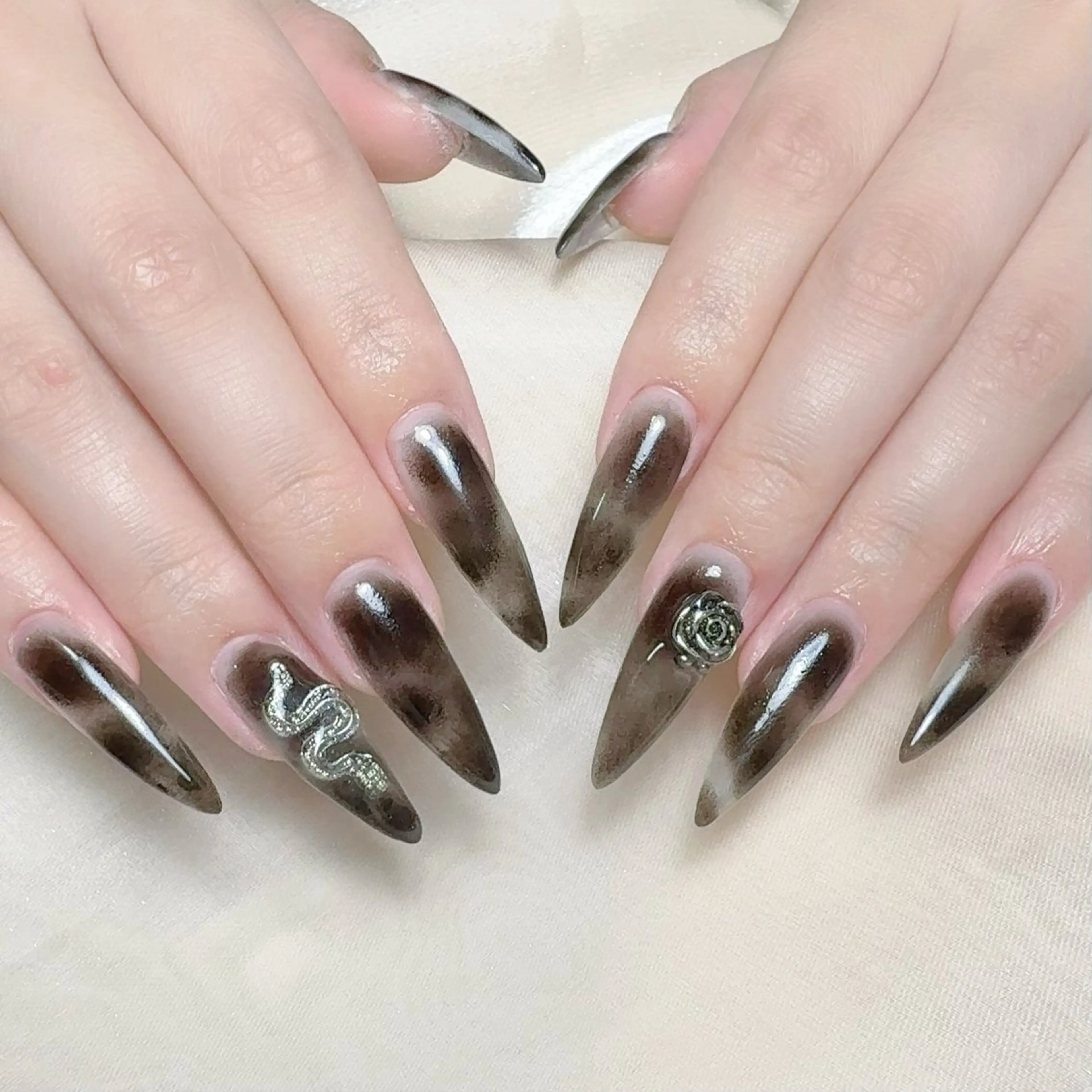 メンズ ネイル メンズ韓国風 アートネイル オーロラネイル ガーリー キラキラネイル ハンドネイル Nail salon 木にいるのネイルデザイン