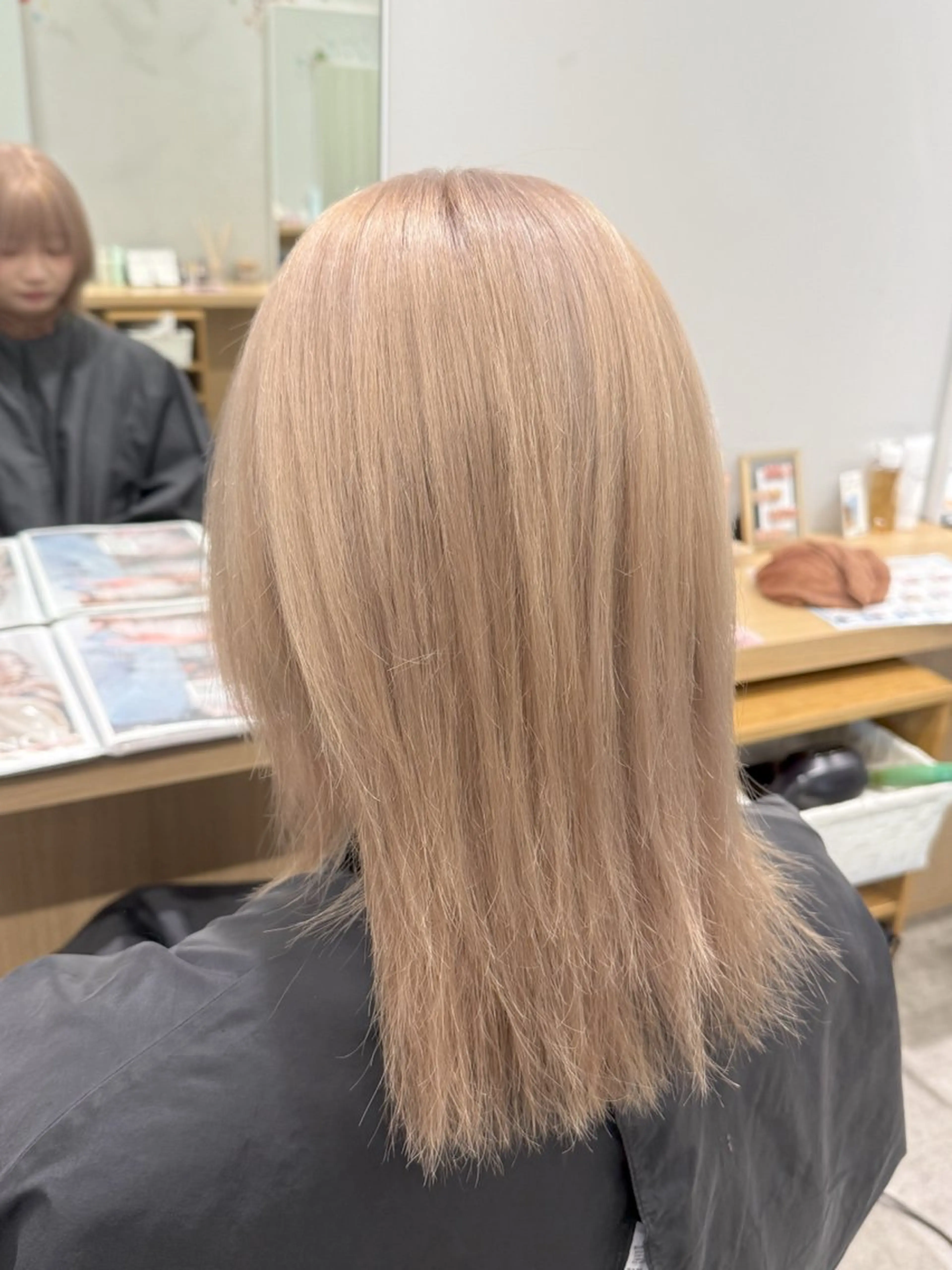 ミディアム カラー ベージュカラー ブリーチ ホワイトベージュ ヘアカラー 美髪🫧ブリーチ/ デザイン/永田汰伊智のヘアスタイル