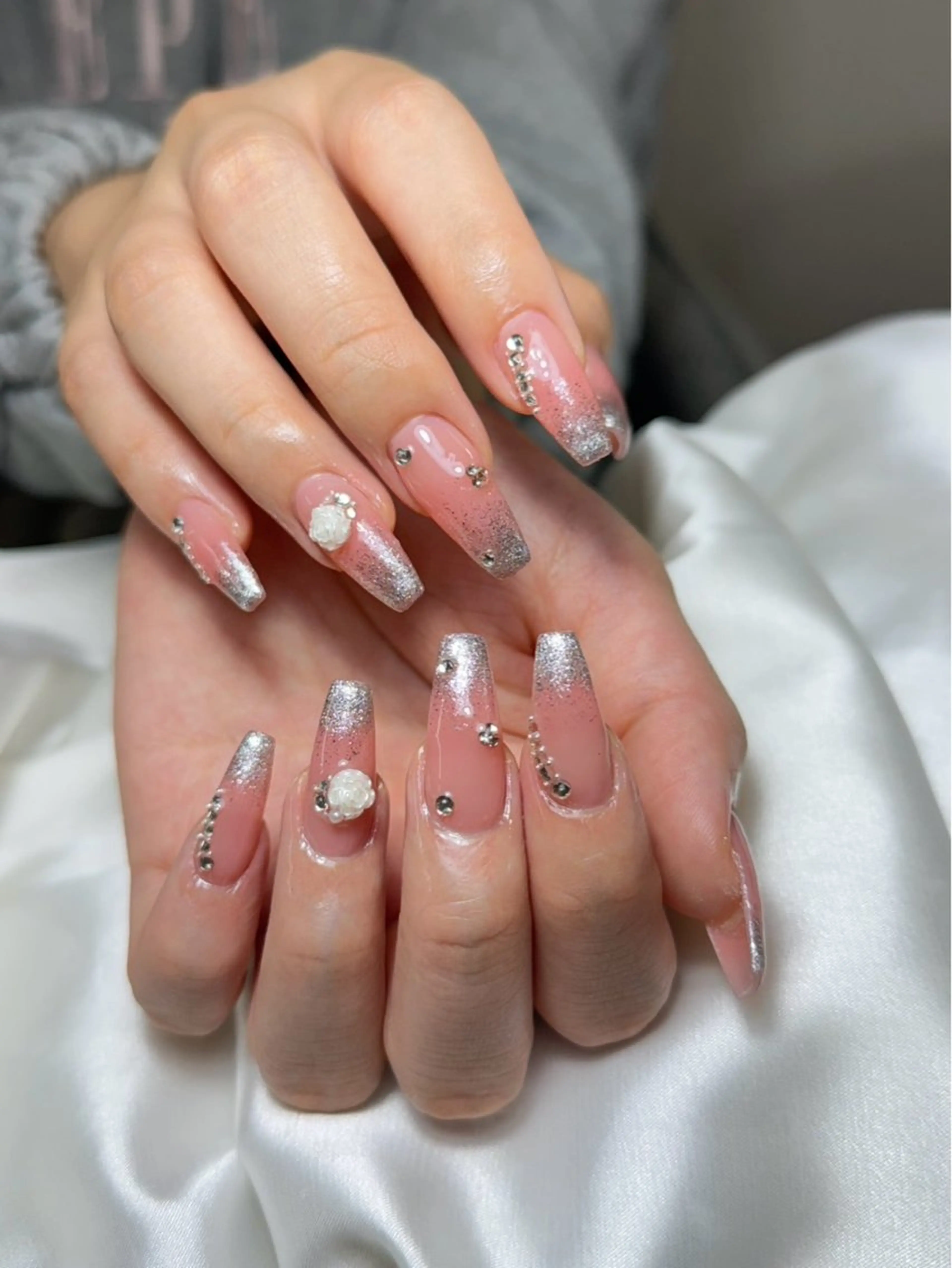 ネイル チークネイル 長さ出し フットネイル ジェルネイル 卒業式 𝓐𝓷𝓻𝓲 XiinhNailのネイルデザイン