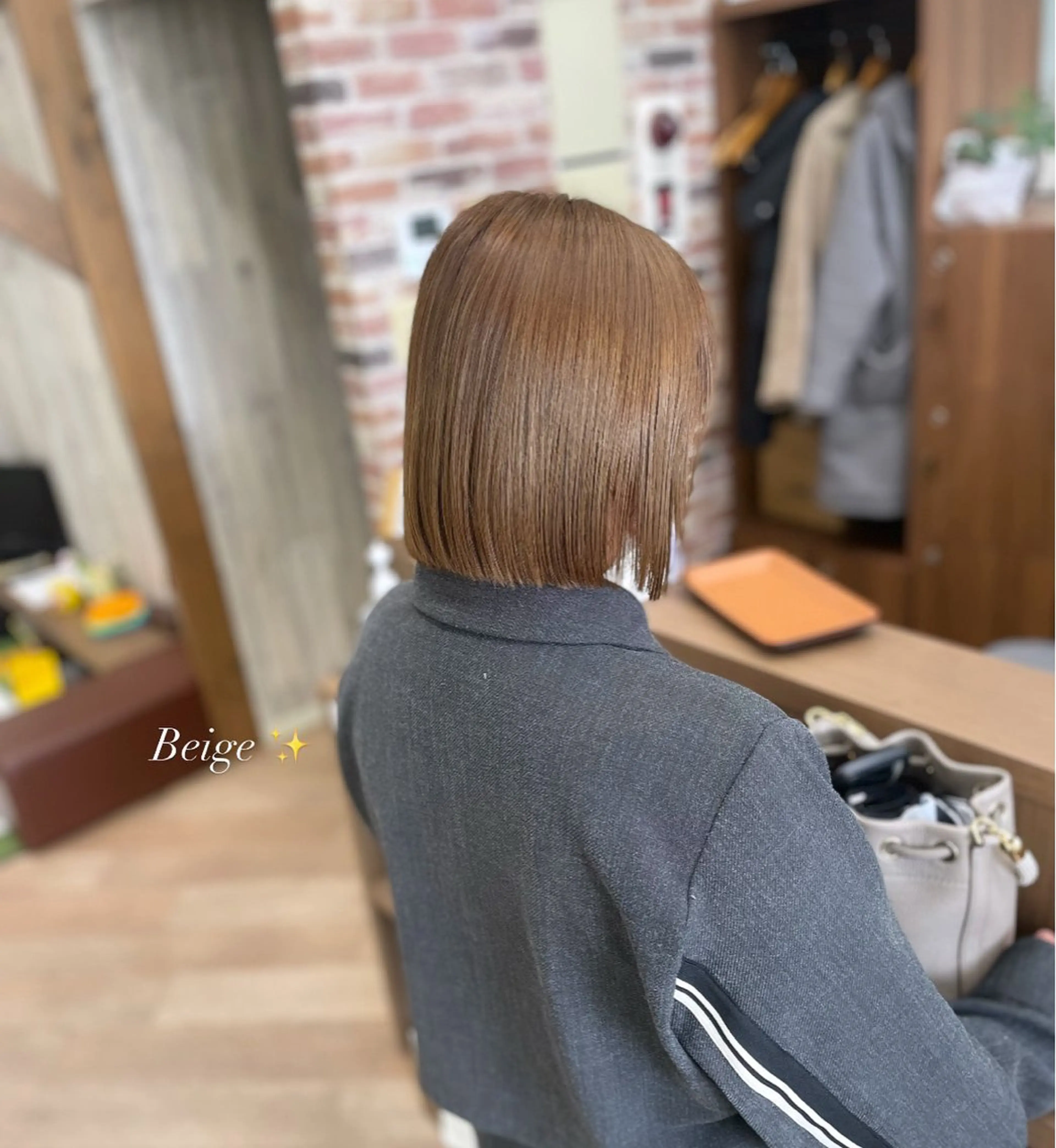 ミディアム カラー ベージュカラー ブリーチ ハイトーンカラー ハイトーンベージュ ブリーチなしカラー シミズ カエデ🍁のヘアスタイル