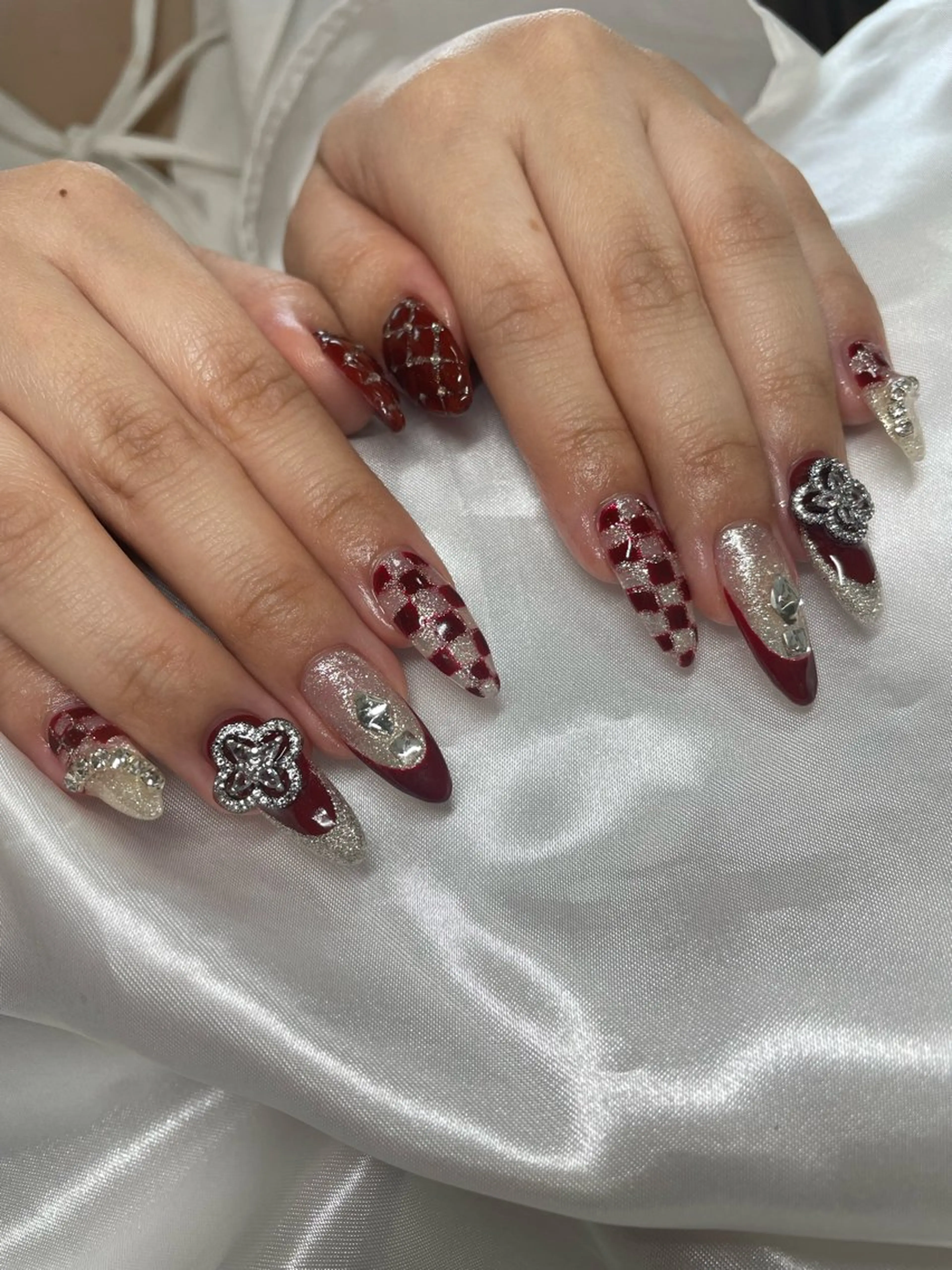 ネイル ラメ(グリッター) 赤色 シルバー ハンドネイル Mynail プライベートサロンのネイルデザイン