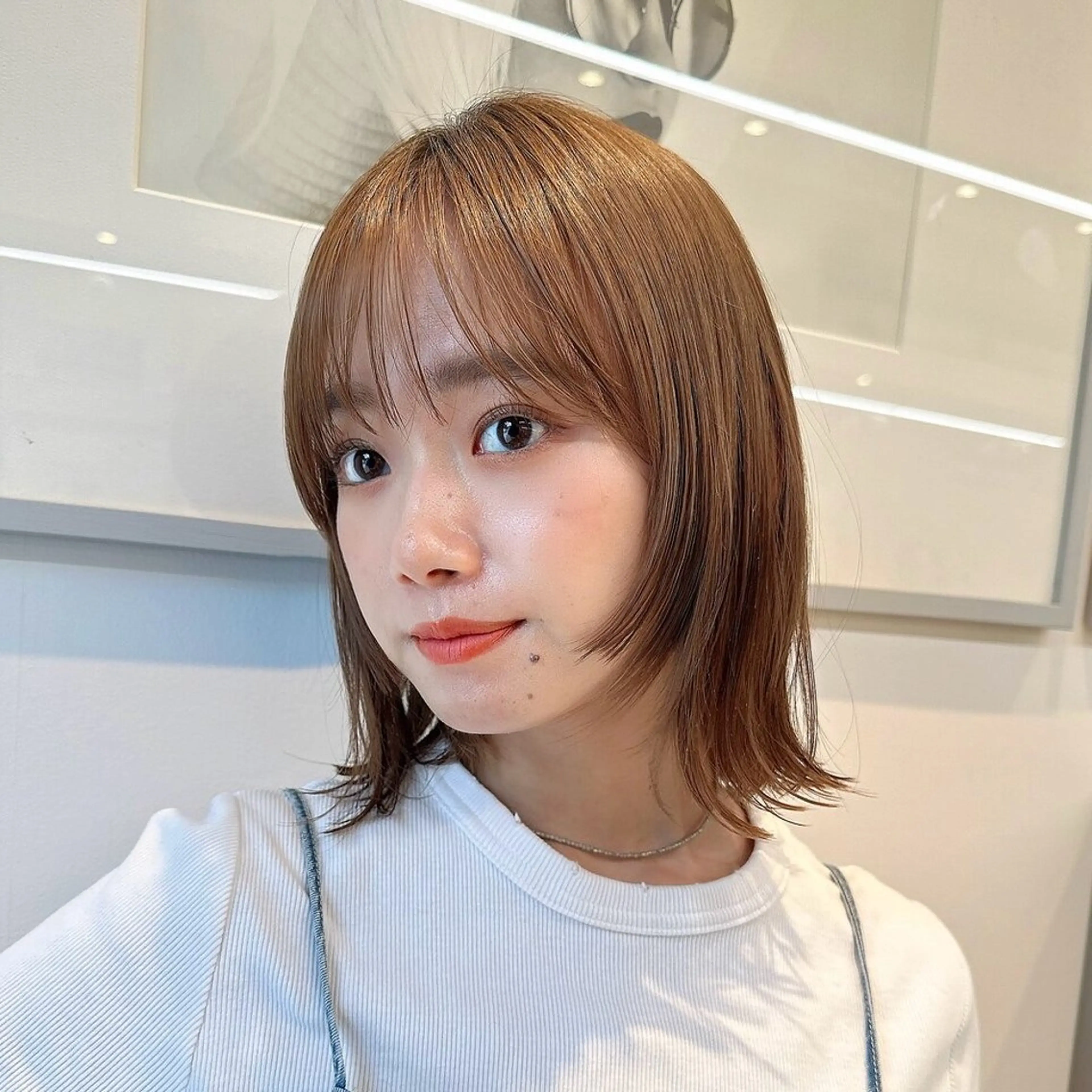 ミディアム カラー 顔周りカット 似合わせカット 小顔カット 外ハネヘア カット ヘアカラー トリートメント ヘッドスパ ヘアセット 短めショートカット カットモデルのヘアスタイル