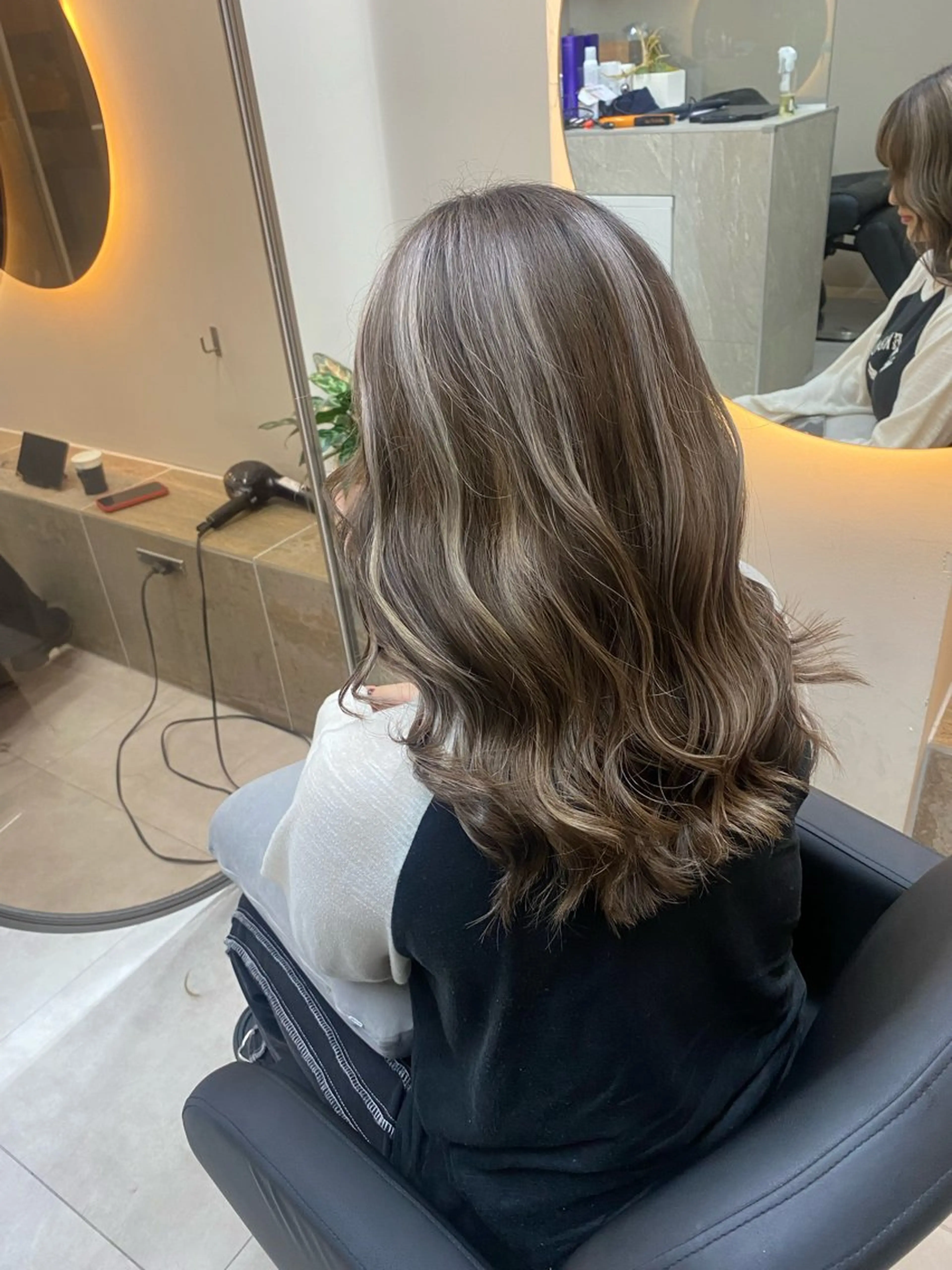 セミロング カラー ハイライトカラー ハイライト 「似合わせ/髪質改善 《ワタル》」のヘアスタイル