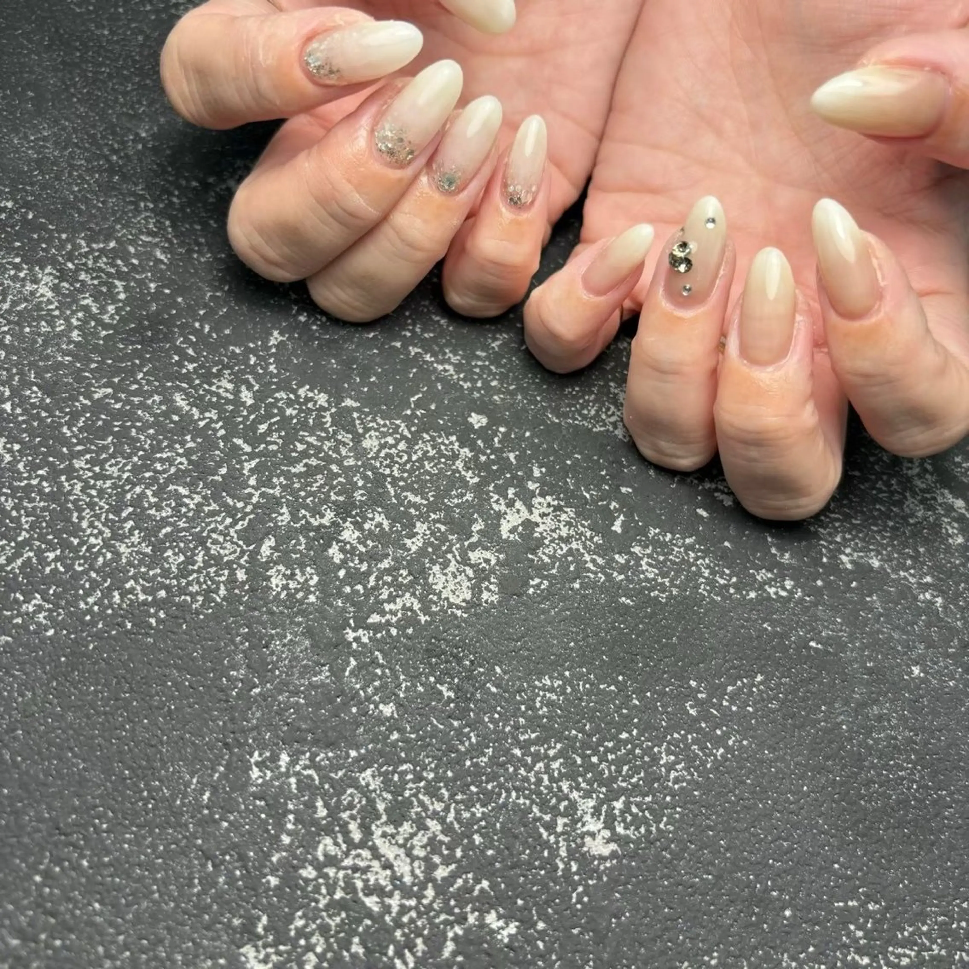 ネイル ラメ(グリッター) オフィスネイル シンプルネイル ストーンネイル ブライダルネイル ハンドネイル Queen Stella所属・Quee Stllaのネイルデザイン