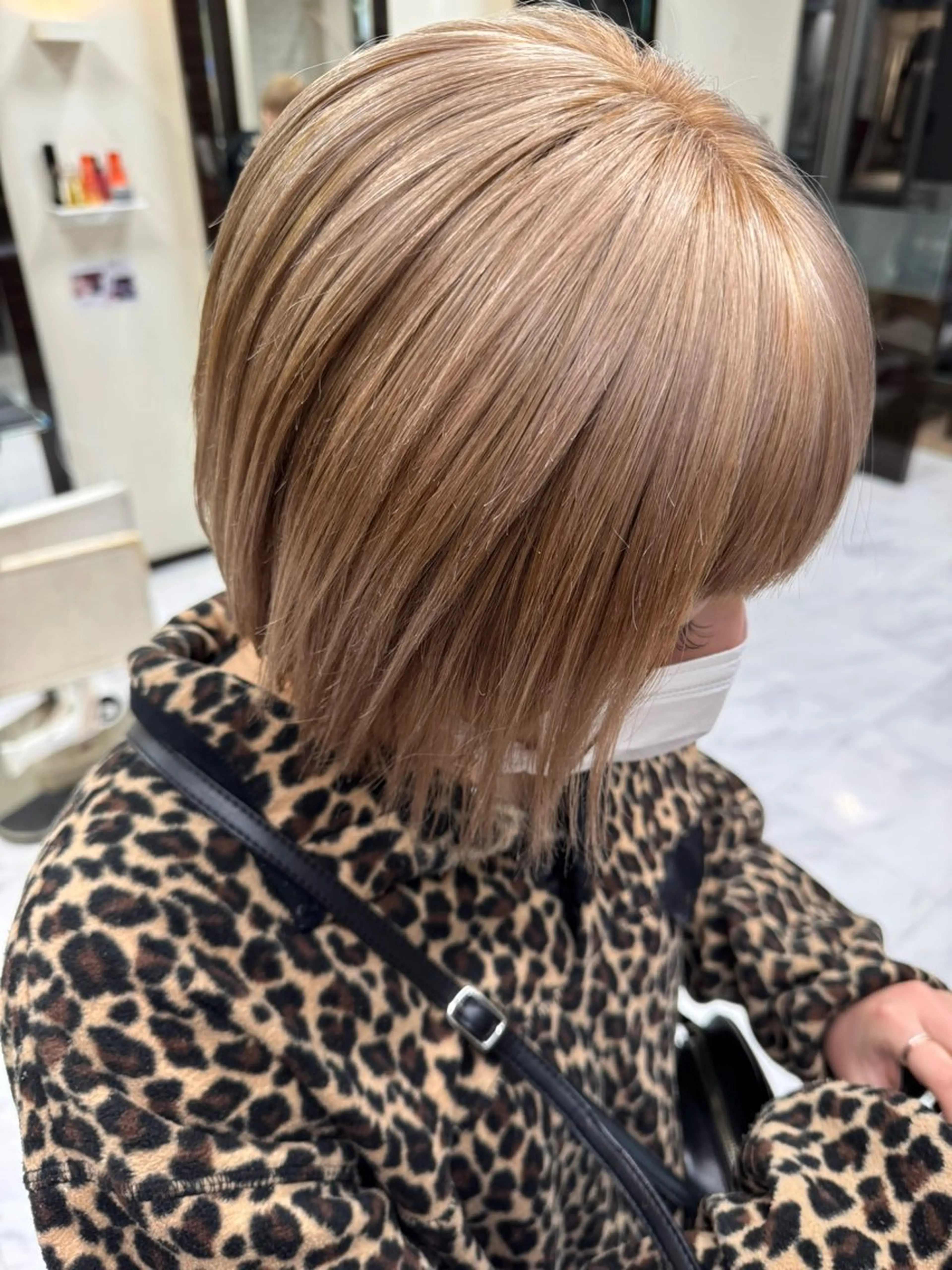 ミディアム カラー ヘアアレンジ 切りっぱなしボブ ボブレイヤー ミディアムレイヤー ベージュカラー ブリーチ カット ヘアカラー トリートメント Zina 大宮所属・目黒 碧人のヘアスタイル