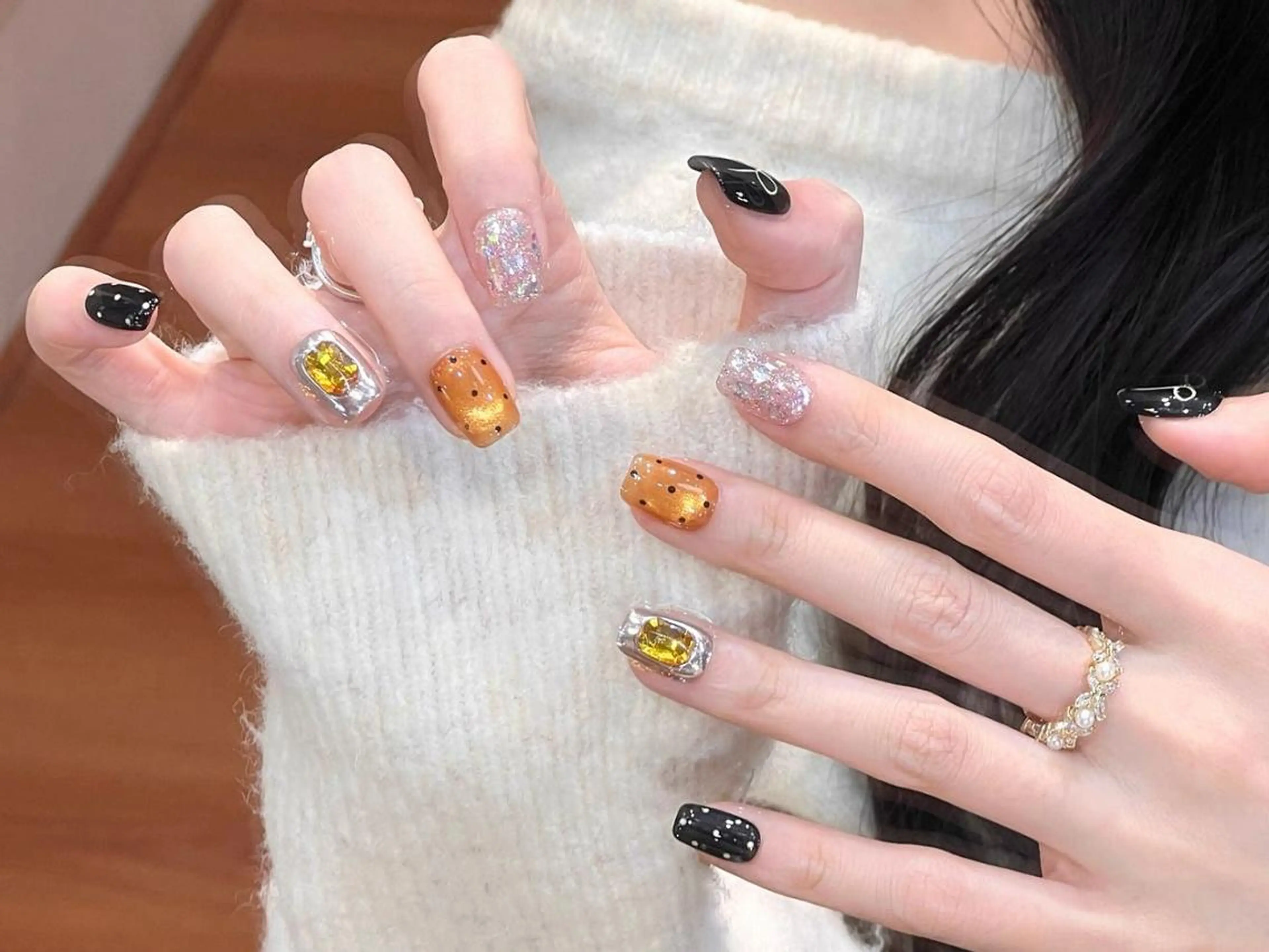 ネイル アートネイル カジュアル ドット ジェルネイル ゴールド ハンドネイル ハンドケア Feinn Ink💕のネイルデザイン