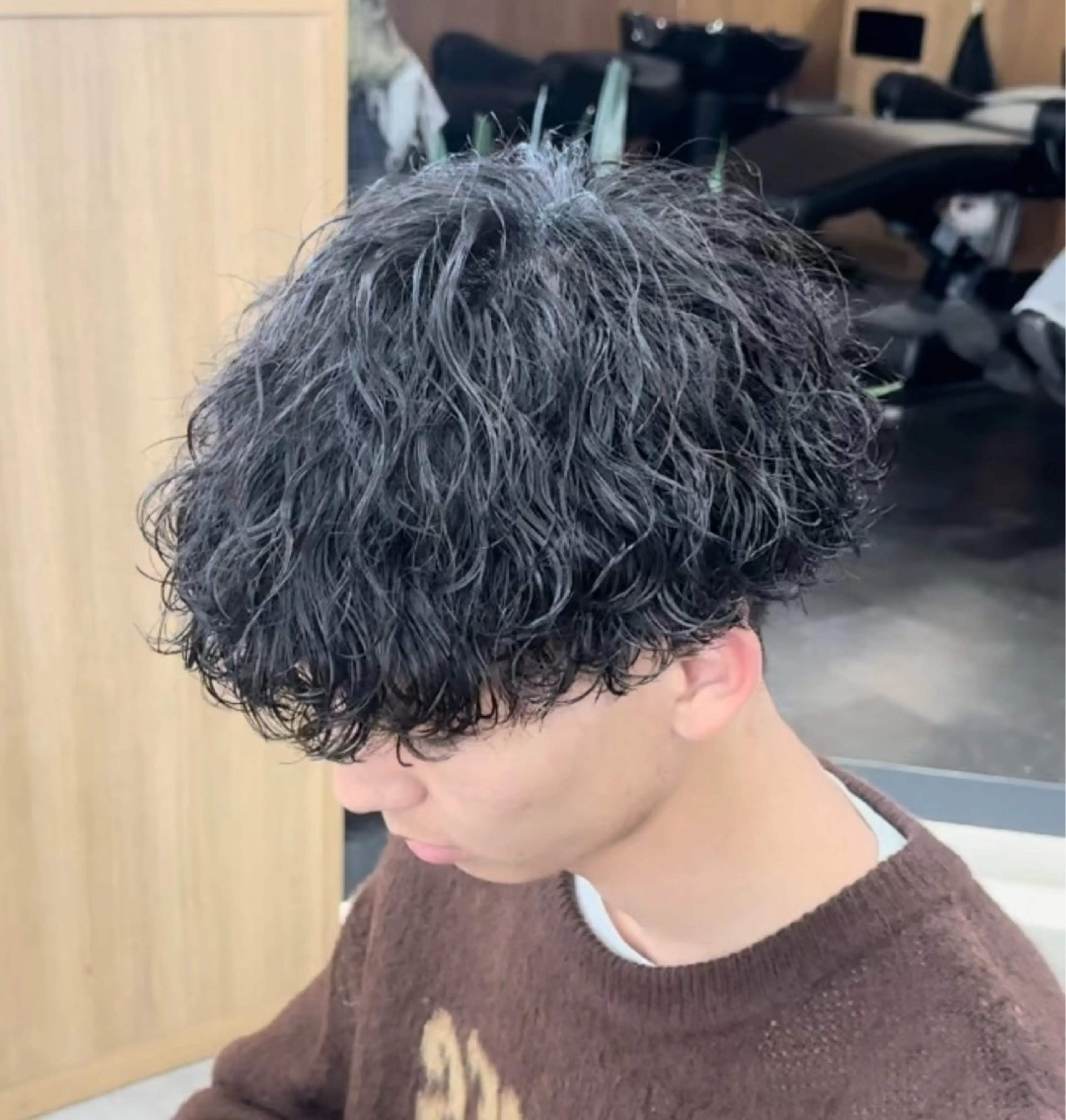 カラー パーマ メンズ センターパート フェザーパーマ メンズハイライト メンズメッシュ マッシュ 福井祥太／海外風 /プードルパーマのヘアスタイル