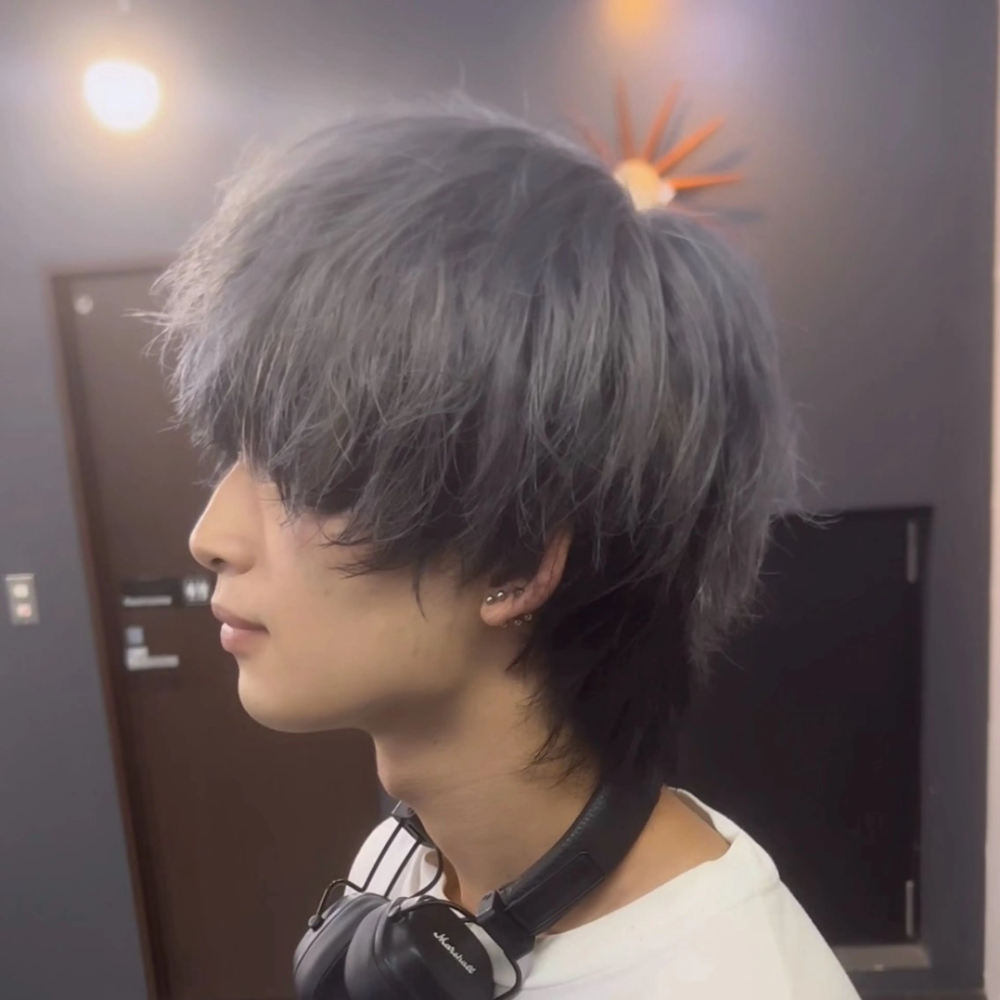 ショート ツートーンカラー カット ヘアカラー メンズハイトーン 佐藤智頼のヘアスタイル