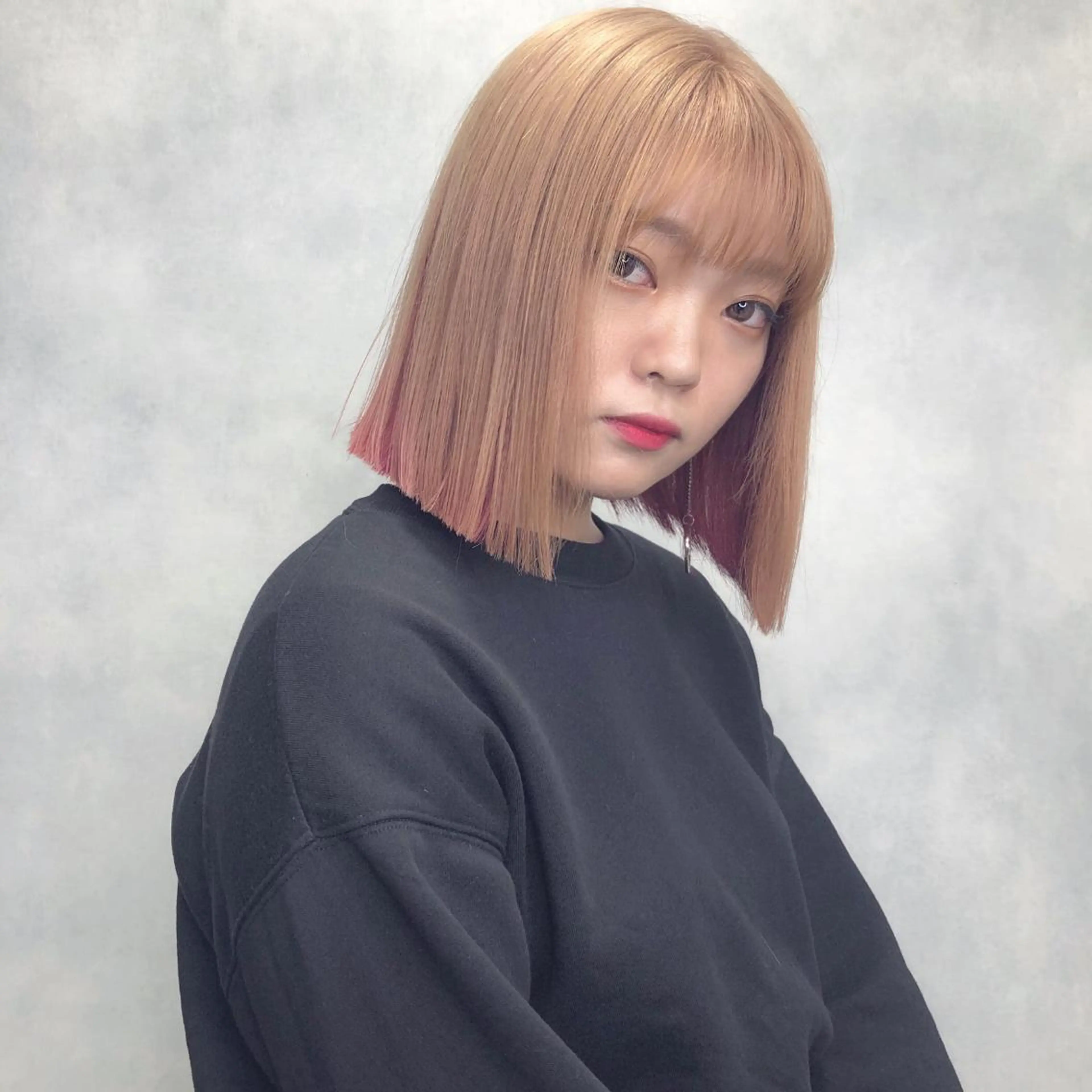 ミディアム カラー ブロンド ピンクカラー レッドカラー 韓国風ヘア ORIKA 美容室のヘアスタイル