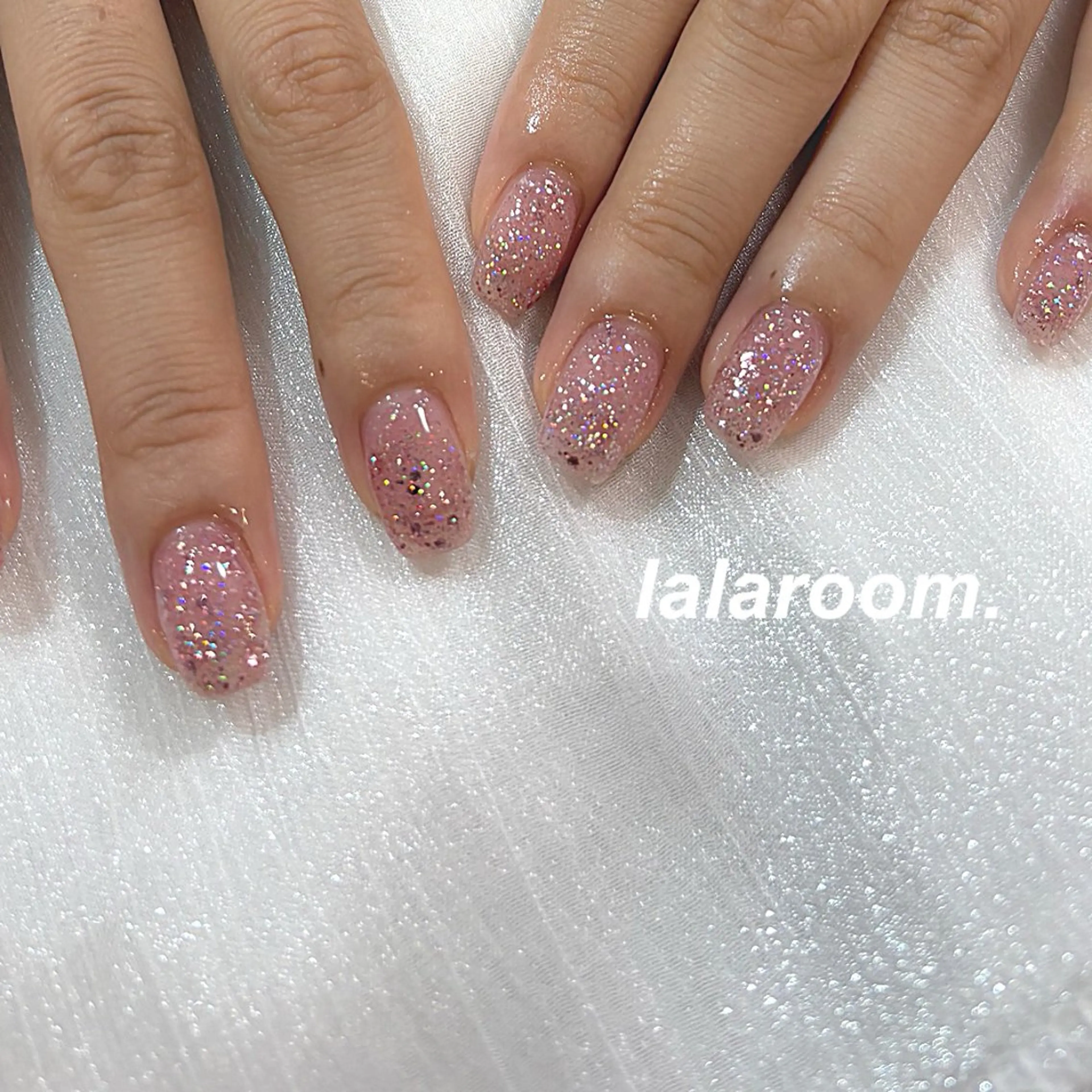 ネイル キラキラネイル マグネットネイル オフィスネイル ワンカラーネイル シンプルネイル ハンドネイル lala room.のネイルデザイン