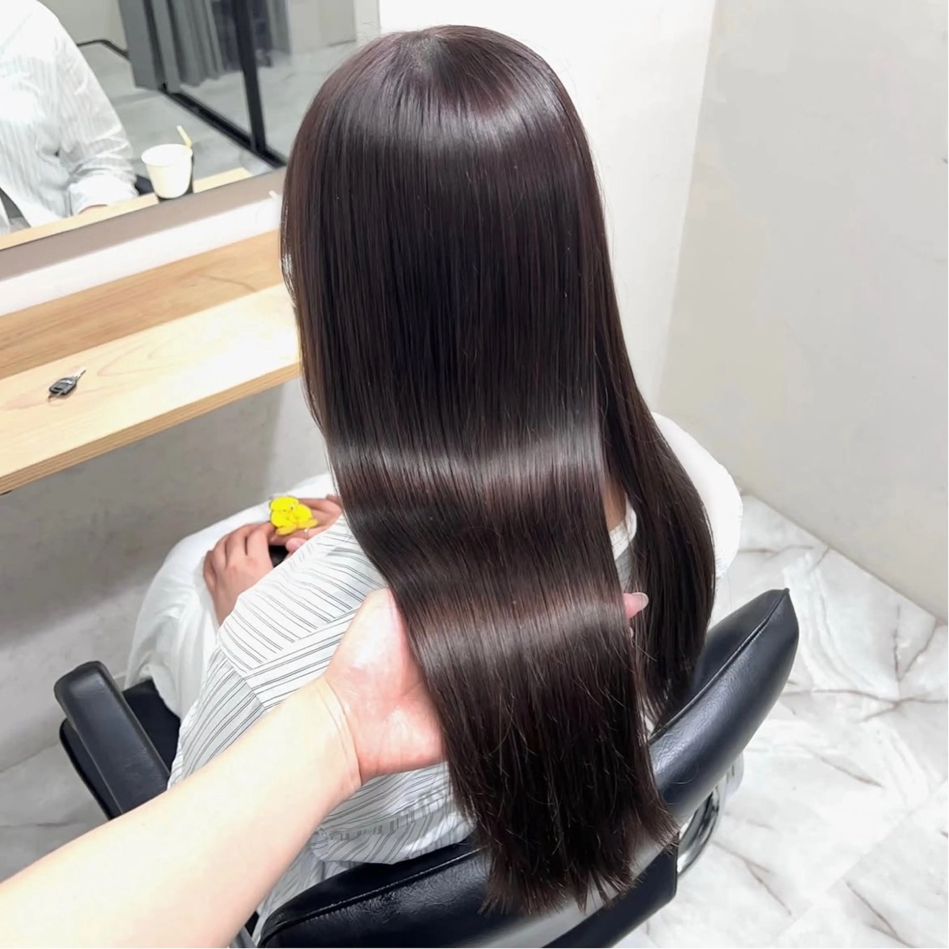 セミロング カラー ブリーチ グレージュ ラベンダーカラー ラベンダーグレージュ ラベンダーグレー カット ヘアカラー 前川 朋香のヘアスタイル