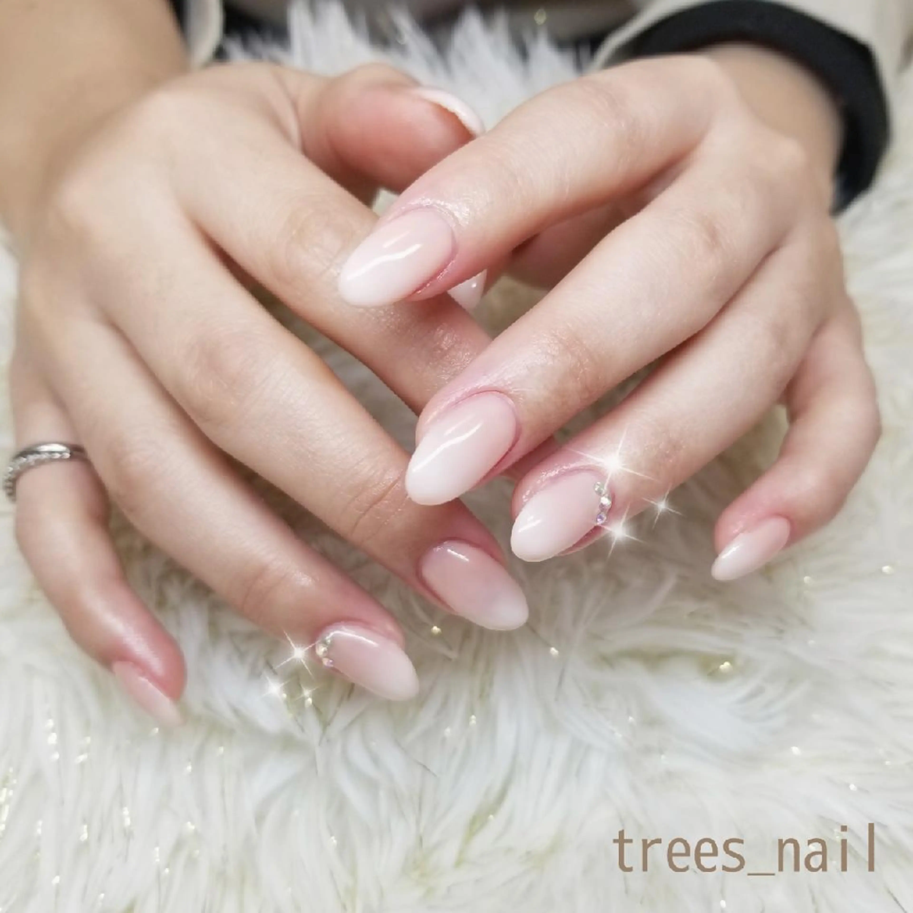 ネイル グラデーション シンプルネイル ホワイト ハンドネイル フットネイル trees_ nailのネイルデザイン