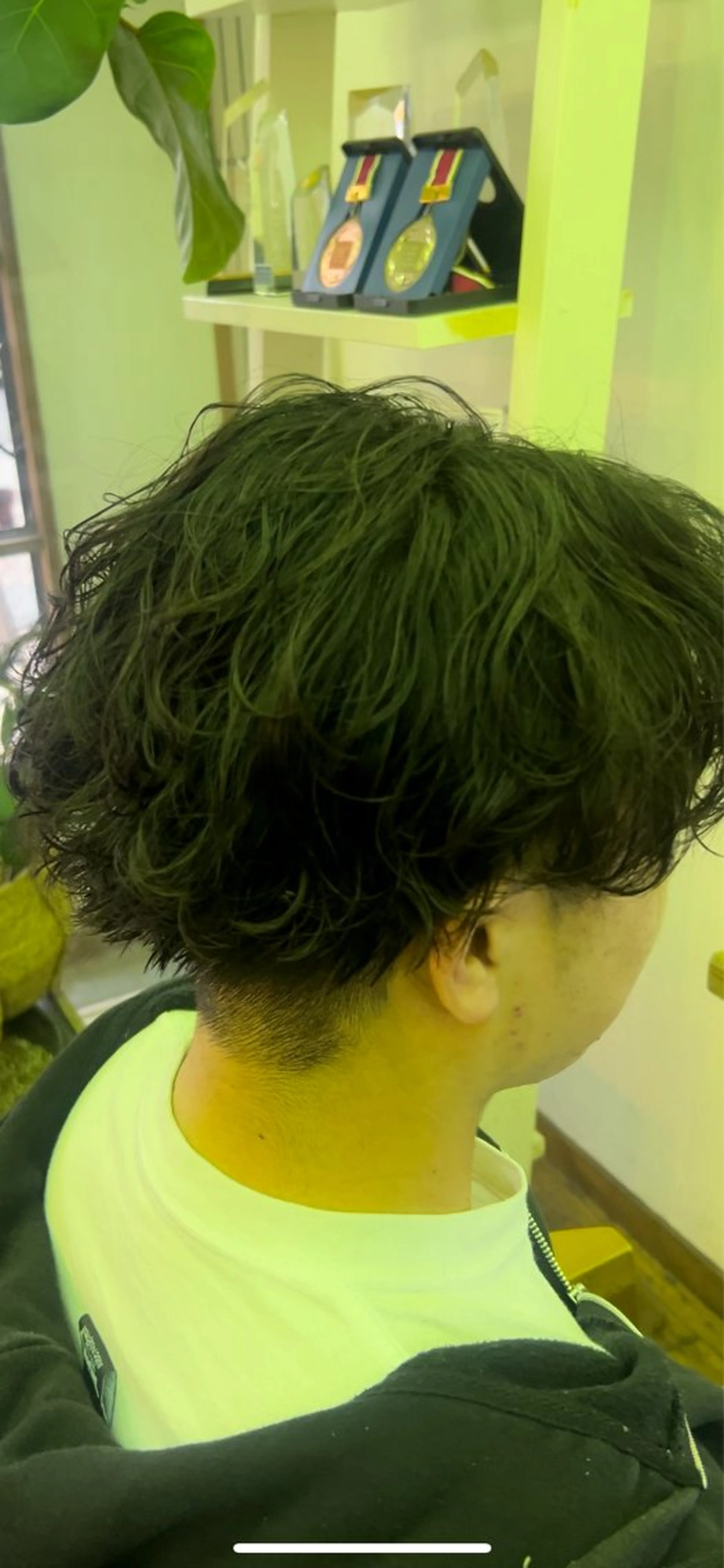 パーマ メンズ カット パーマ メンズ/海外風/ 波巻き/サーフカールのヘアスタイル