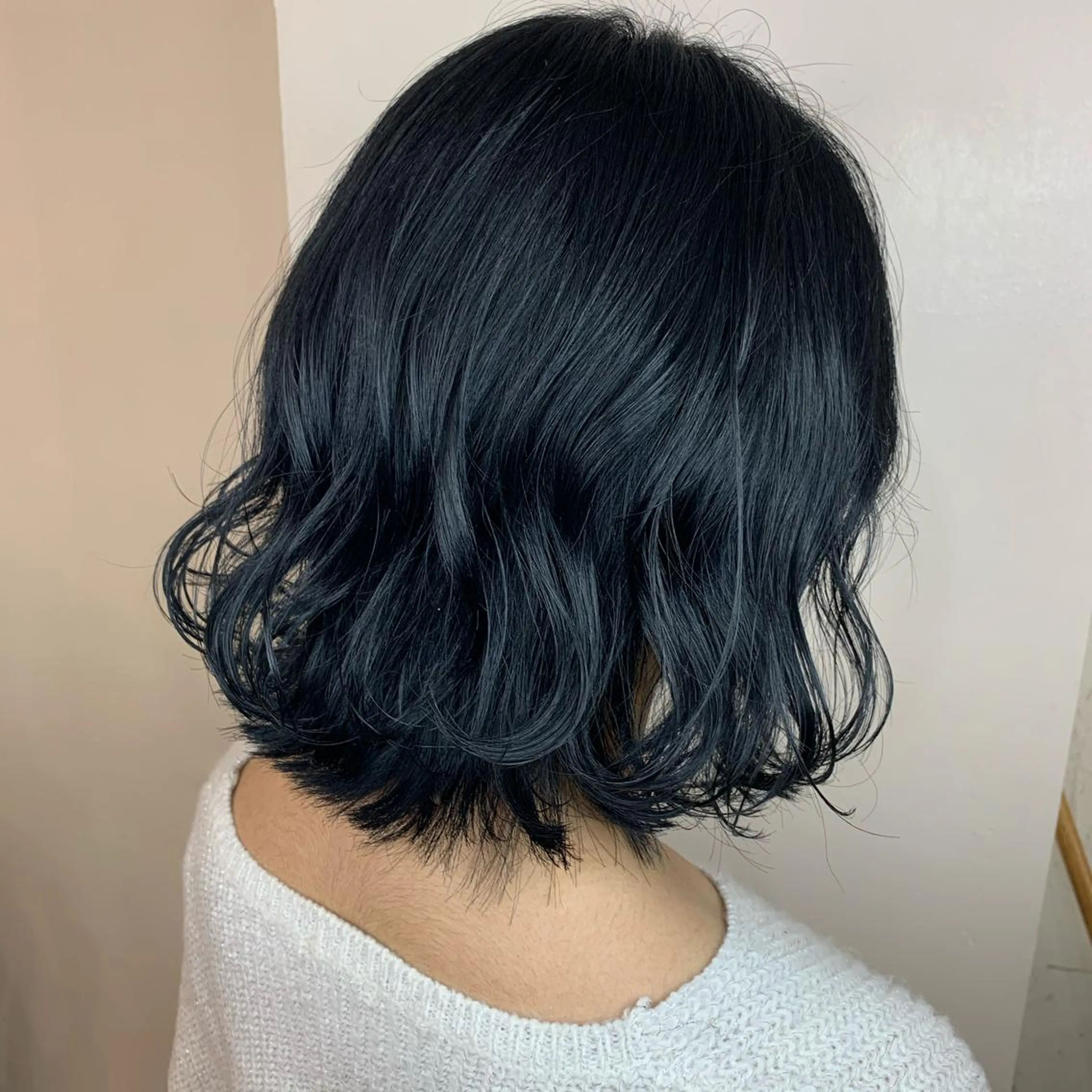 ミディアム カラー 黒髪 ブルーカラー ブルーブラック ヘアカラー トリートメント fit /HONOKAのヘアスタイル