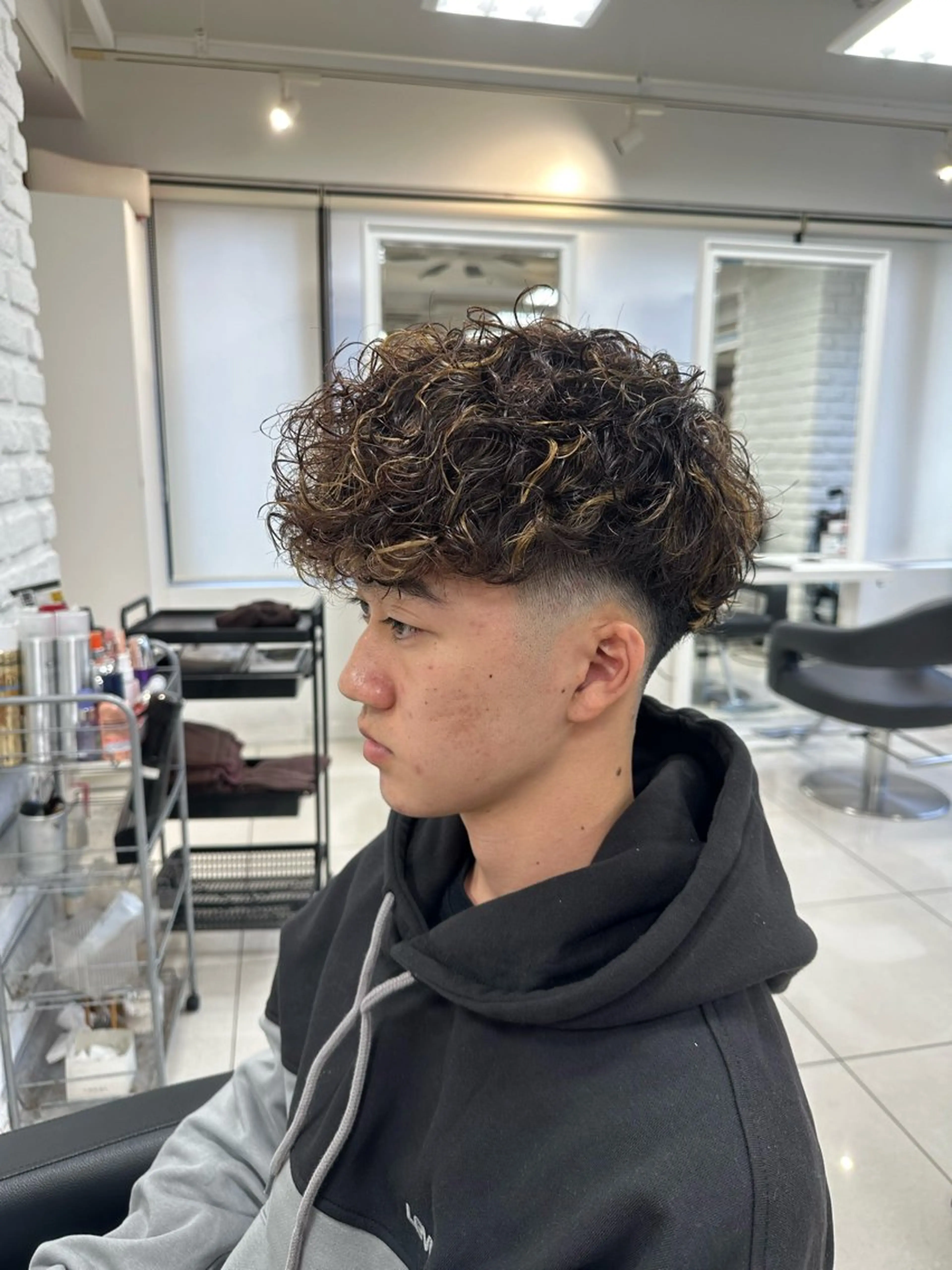 ショート カラー パーマ メンズ メンズハイライト スペインカール ハイライトカラー ハイライト カット ヘアカラー パーマ フェザーパーマ職人 🪶ryosukeのヘアスタイル