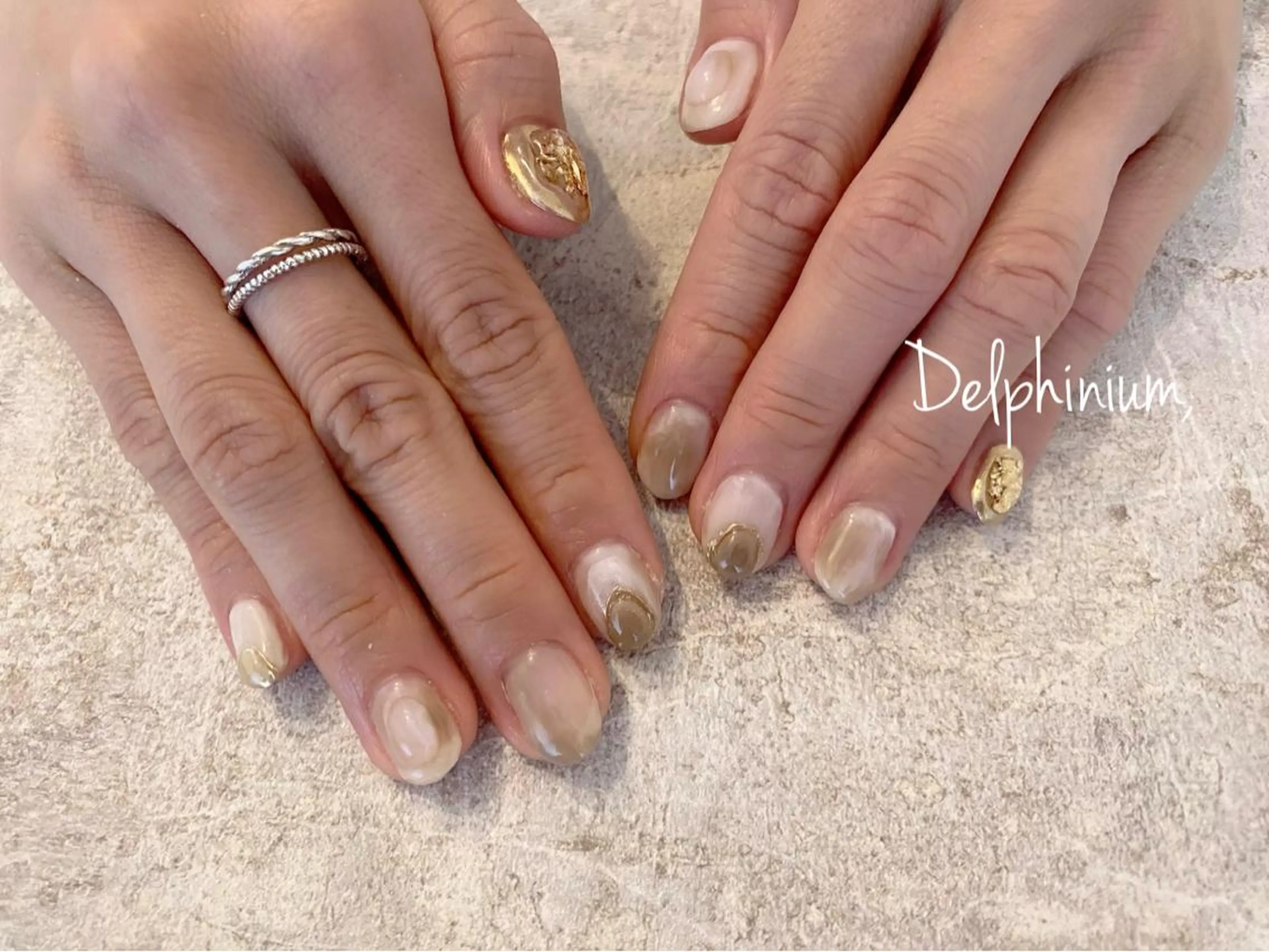 ネイル ゴールド ニュアンスネイル ハンドネイル 岡本 友恵のネイルデザイン