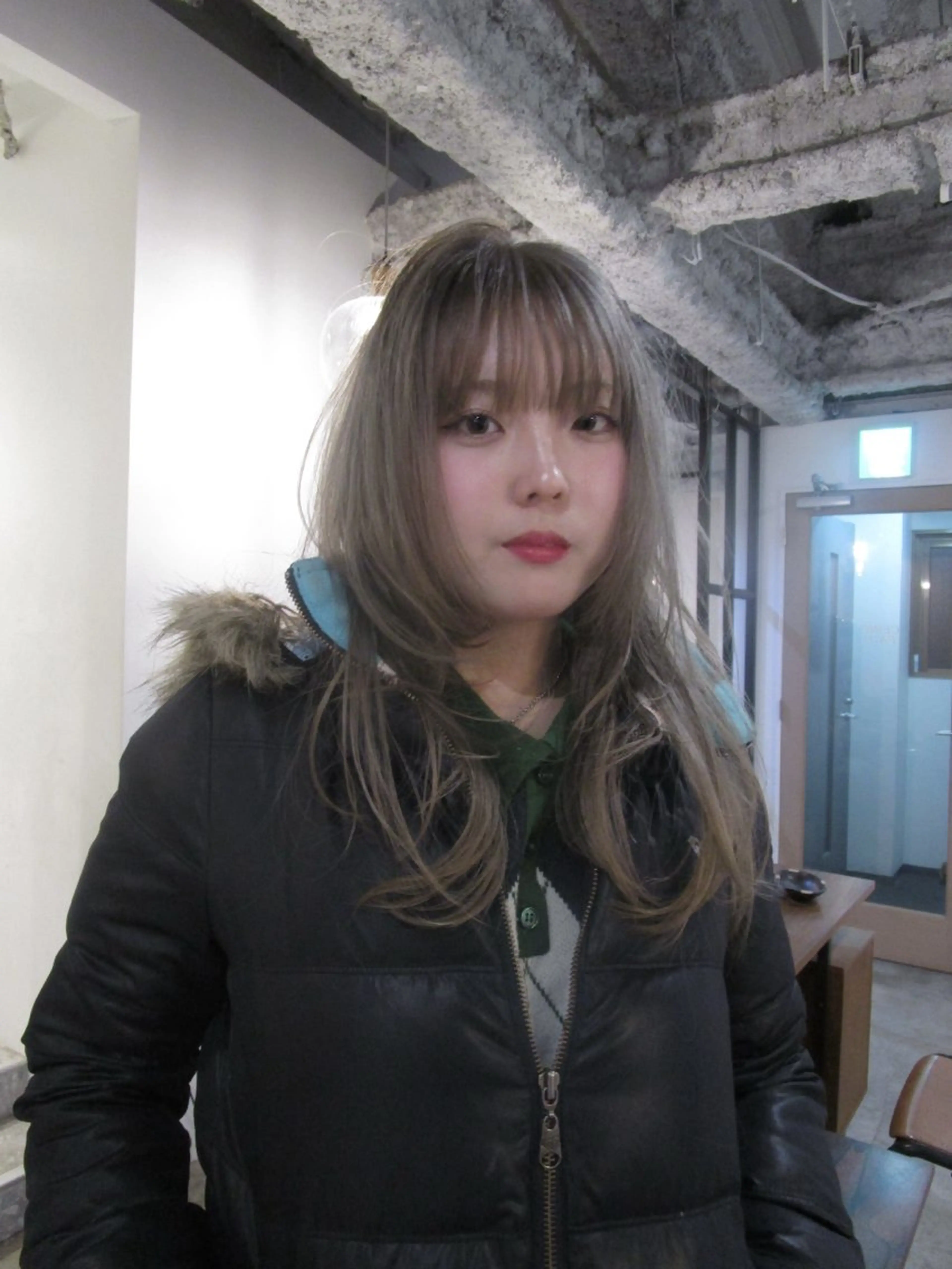 ロング カラー ベージュカラー ミルクティーベージュ レイヤーカット ワイドバング カット ヘアカラー yu maのヘアスタイル