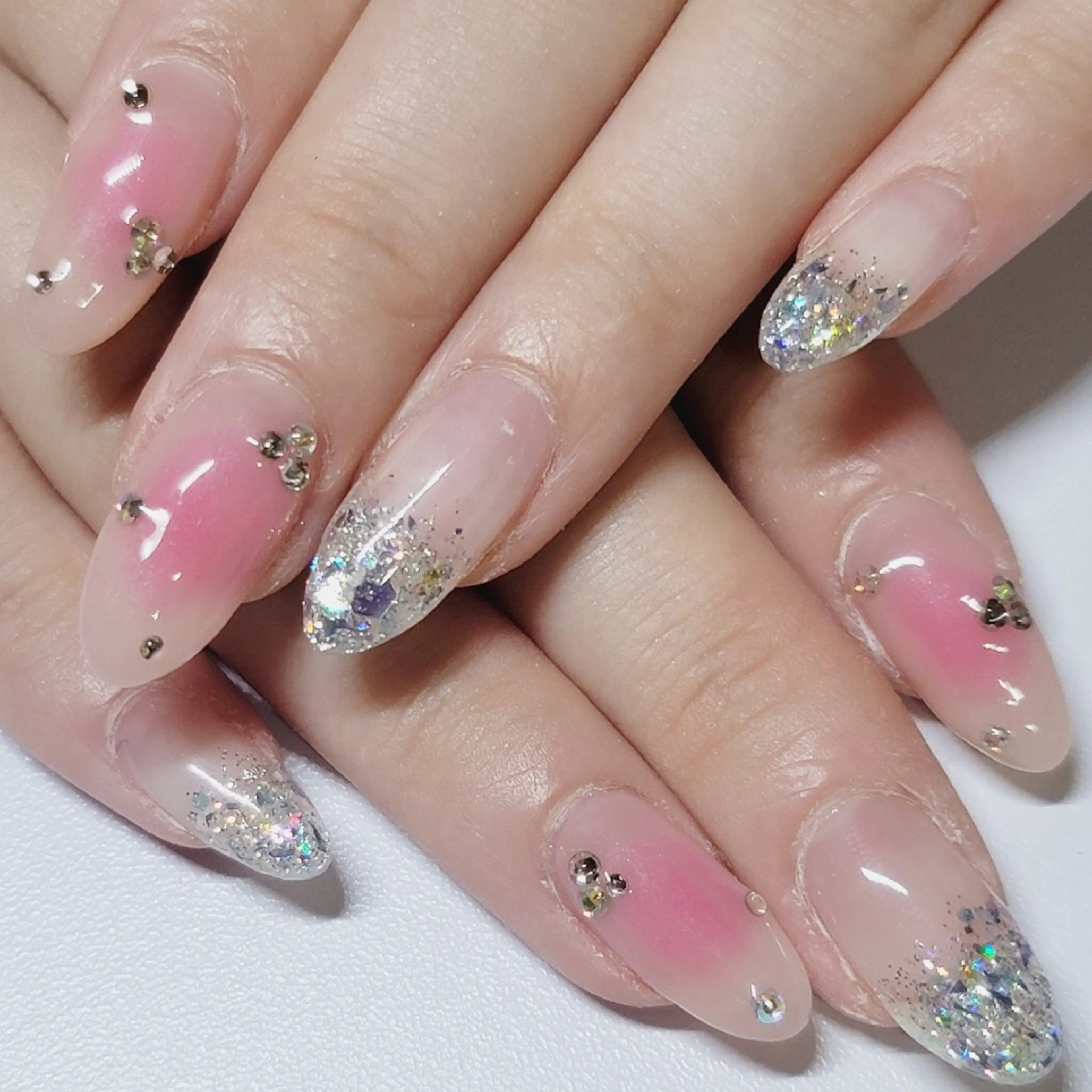 ネイル オーロラネイル チークネイル グラデーション ラメ(グリッター) シルバー ハンドネイル よしだ ひろきのネイルデザイン