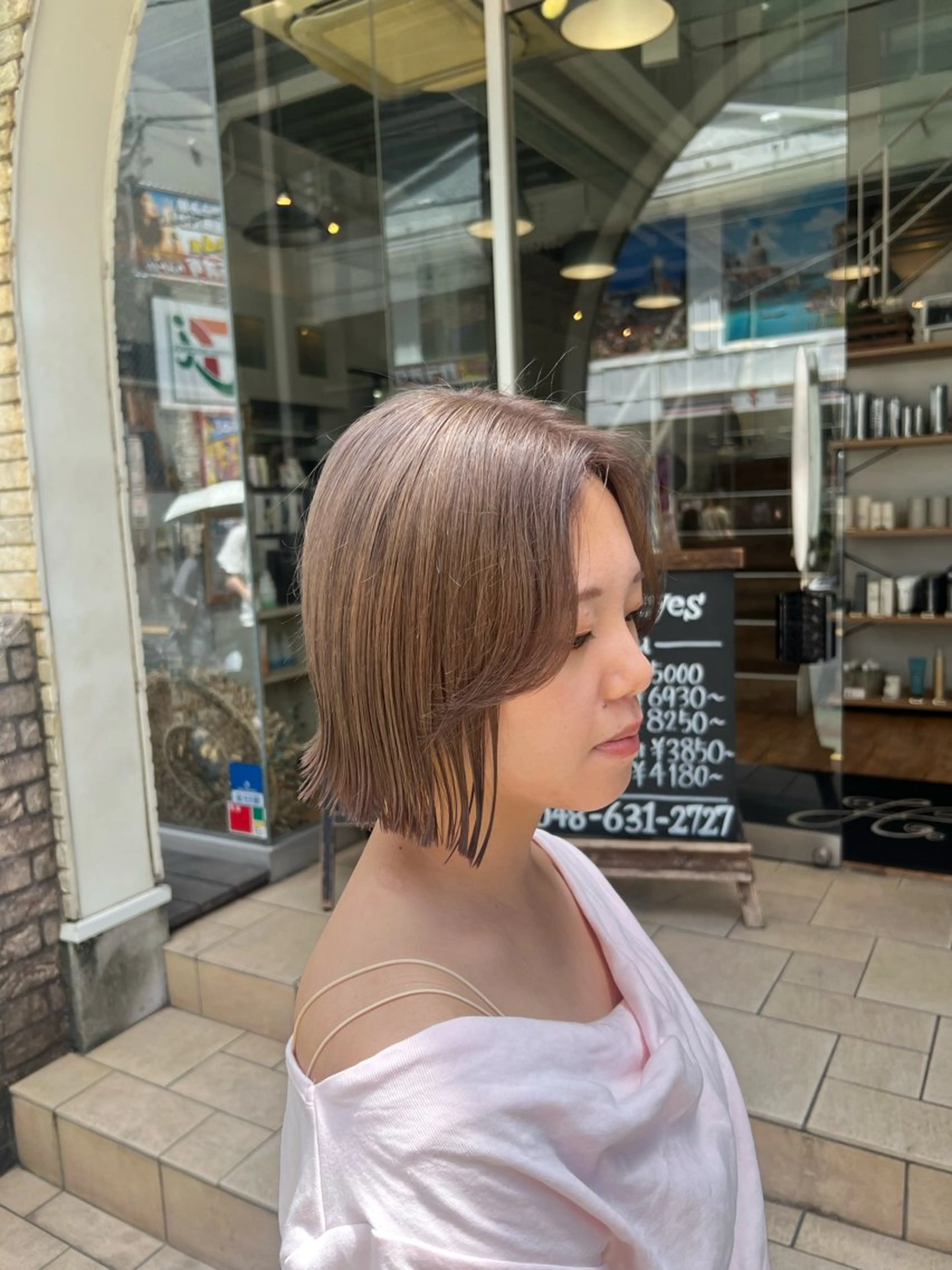 ミディアム カラー 切りっぱなしボブ ベージュカラー ブリーチ ミルクティーベージュ ボブ カット ヘアカラー トリートメント インナーカラー♡ Nanakoのヘアスタイル