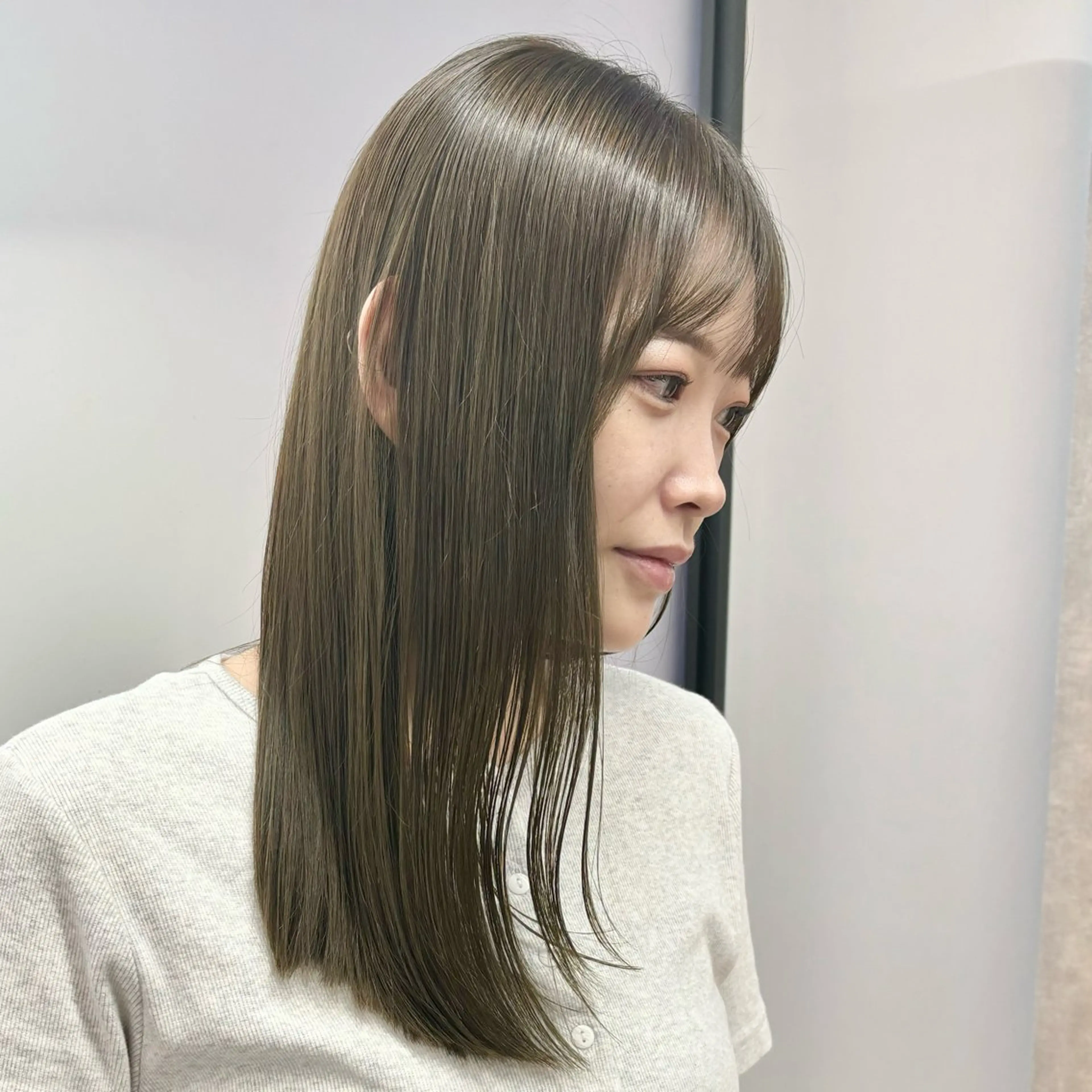 セミロング カラー ブラウンカラー 透明感カラー ネヅ カオルのヘアスタイル