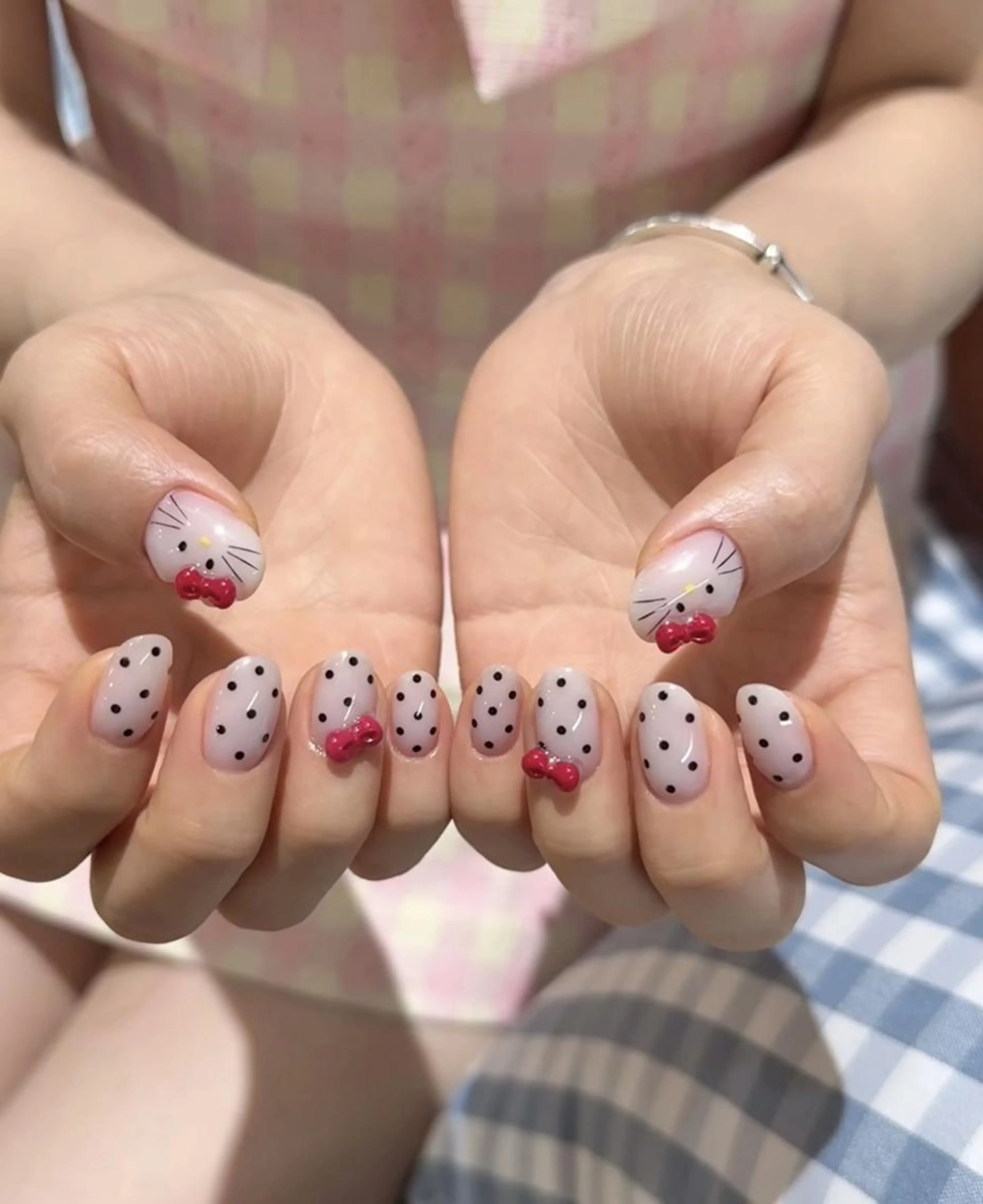 Hello Kitty（ハローキティ）ポイントネイルの写真