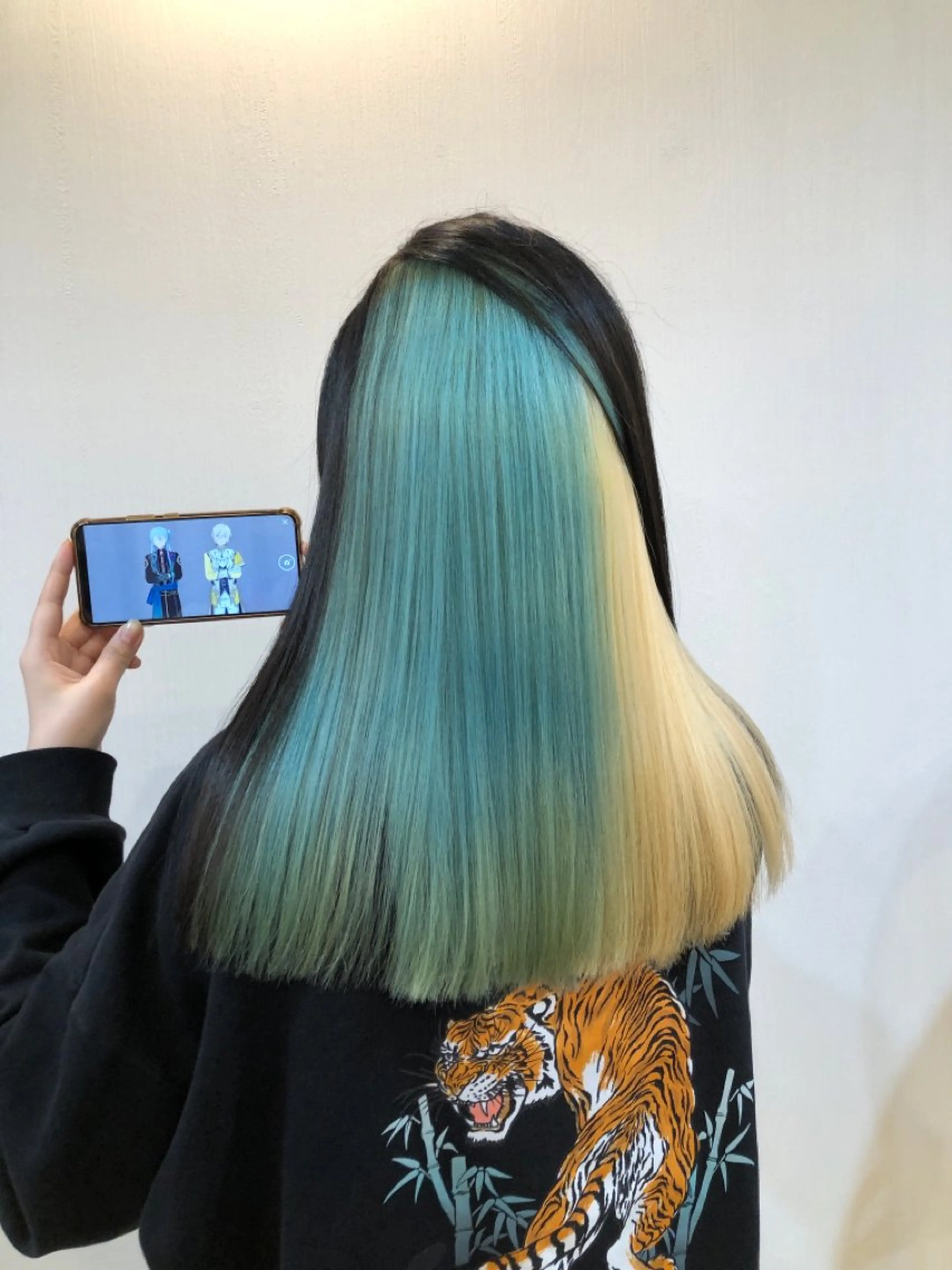 セミロング カラー インナーカラー 推しカラー✨ オタク美容師ユウカのヘアスタイル