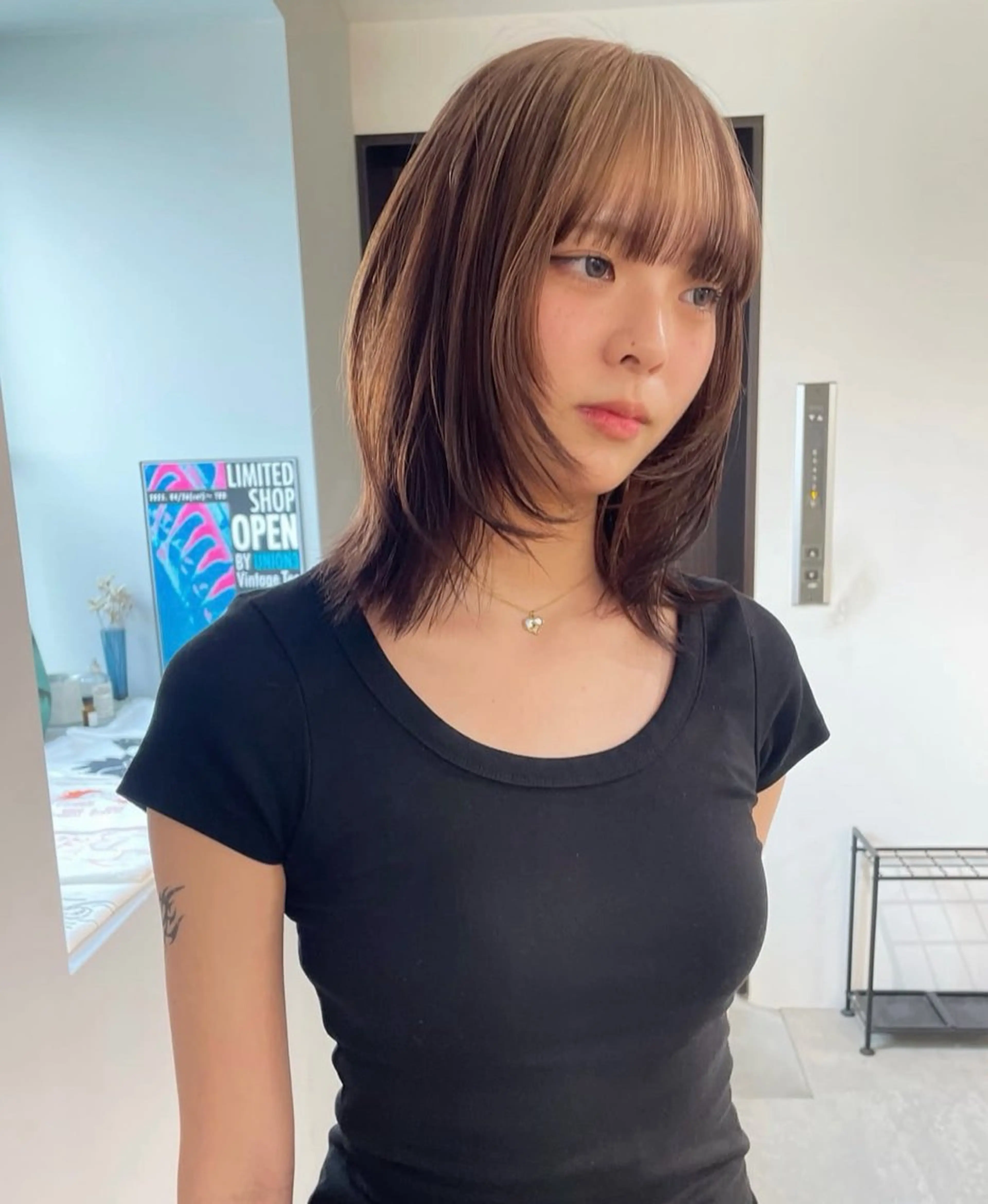 ミディアム カラー ベージュカラー ブリーチ ブロンド ケアブリーチ デザインカラー カット ヘアカラー トリートメント MIU/ルーツカラー 顔まわりレイヤーのヘアスタイル