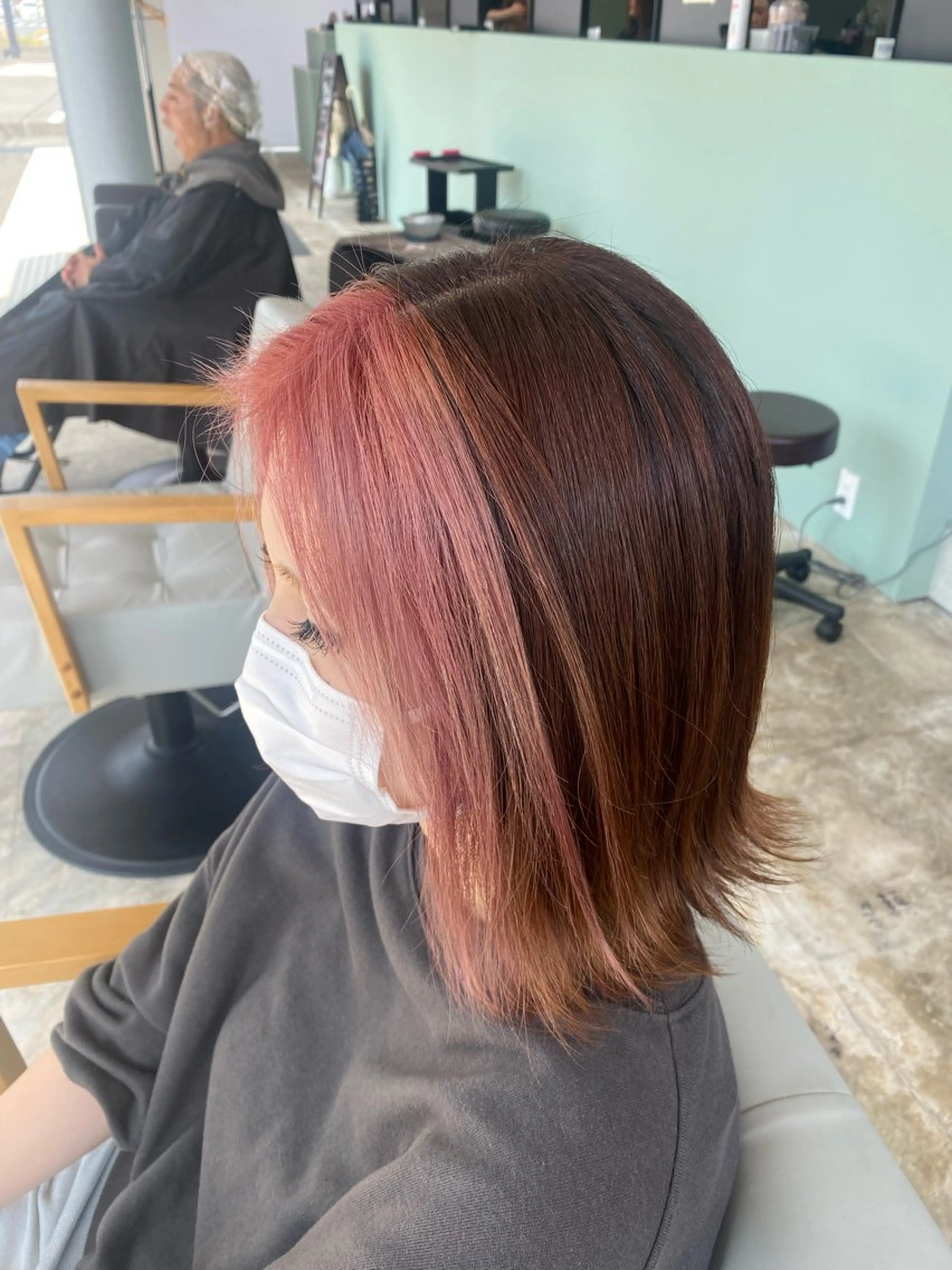 カラー ミストバング  フェイスフレーミング ピンクカラー . SHIZUKAのヘアスタイル