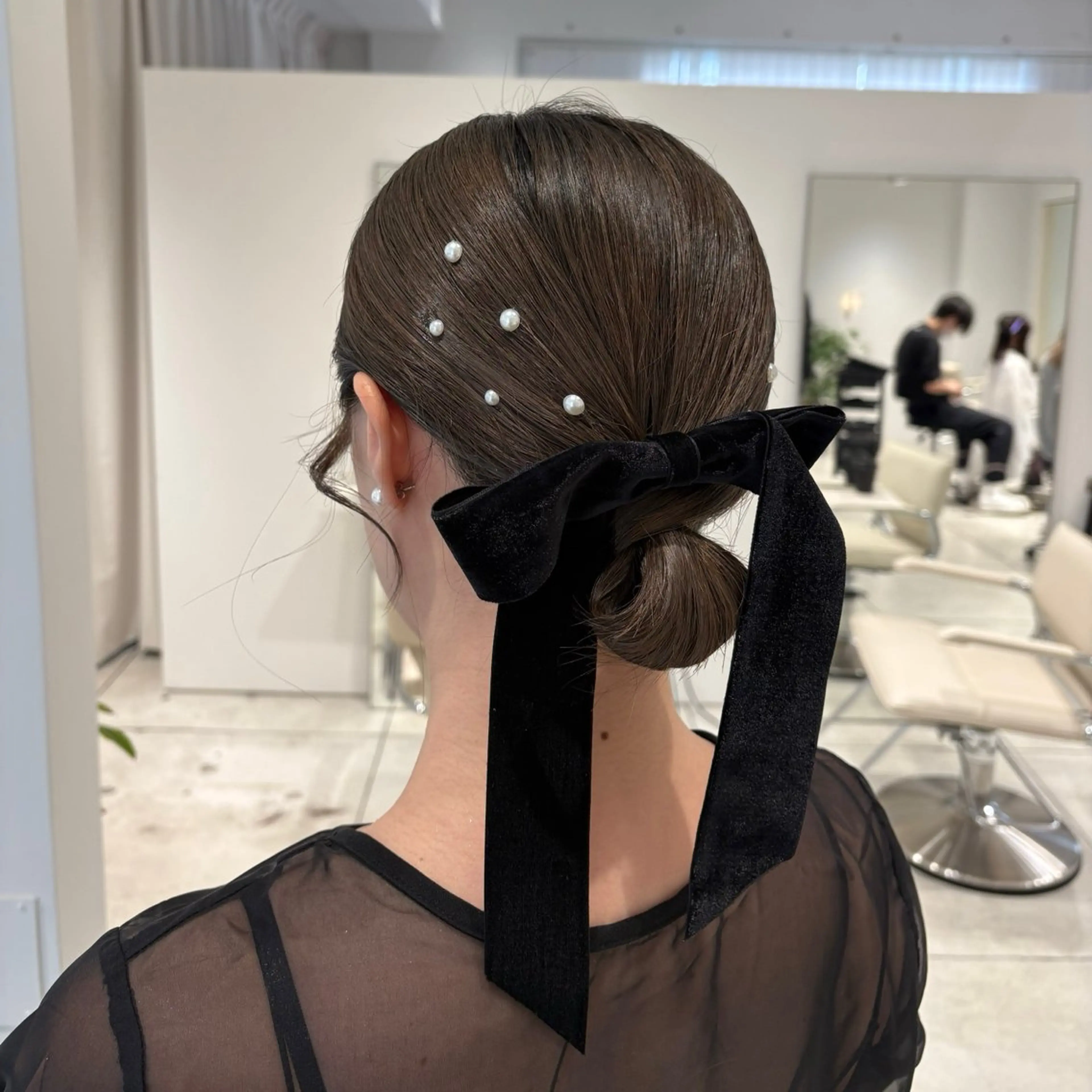 ミディアム ヘアアレンジ お団子ヘア ヘアセット カジュアルを女っぽく 𝗮𝘆𝗮𝗰𝗼のヘアスタイル