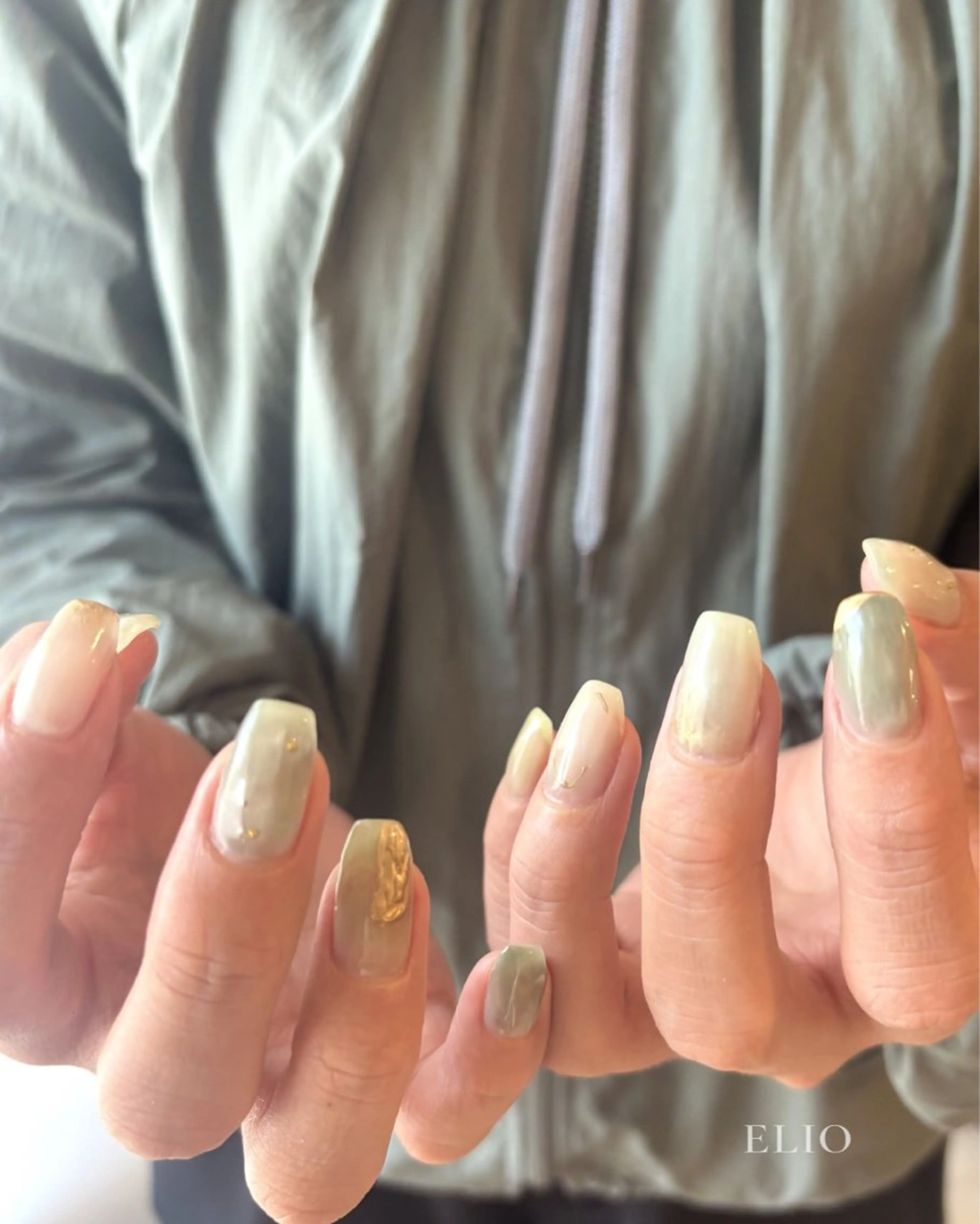 ネイル ゴールド グリーン ホワイト ハンドネイル Elio 国泰寺のネイルデザイン