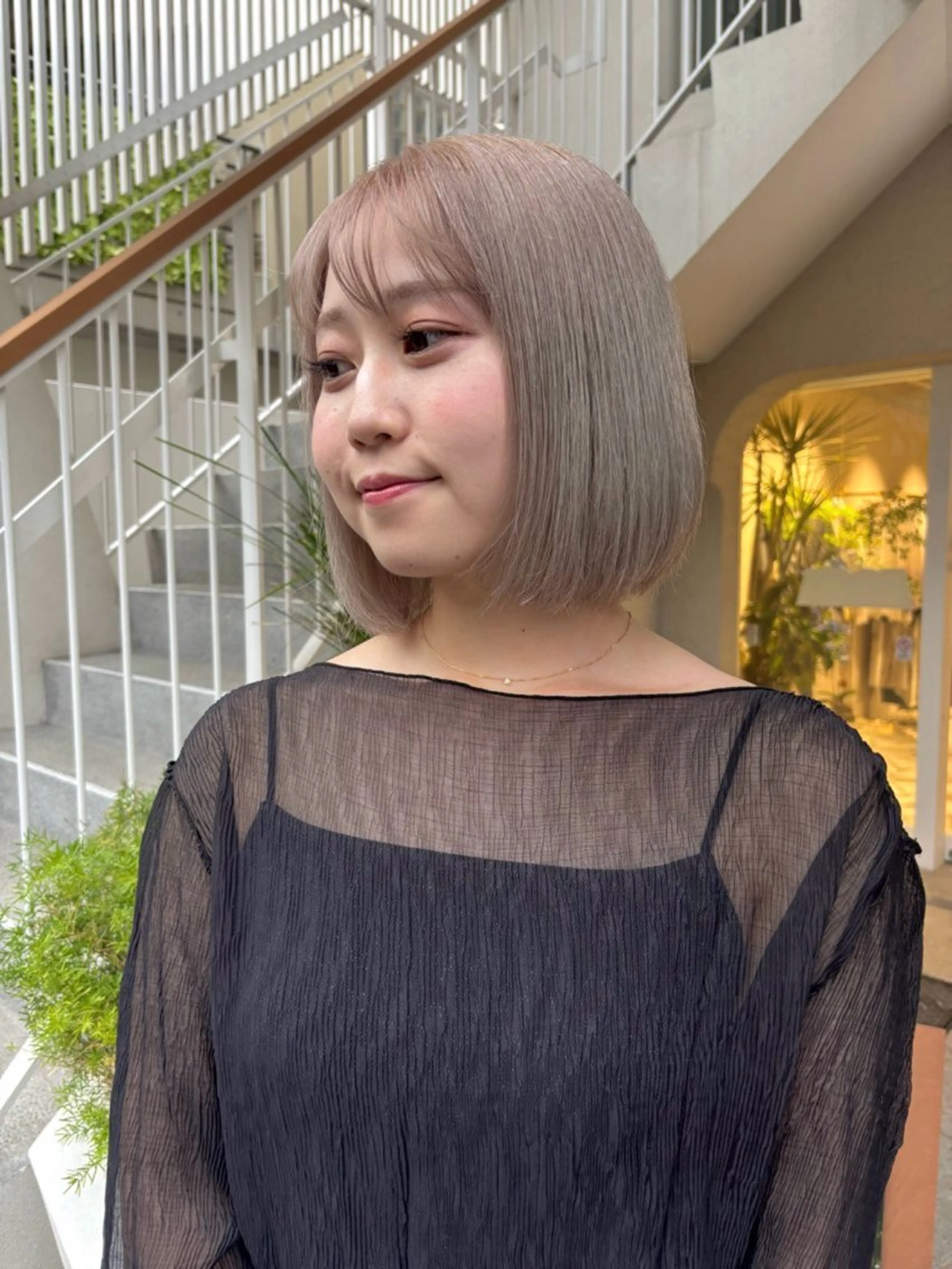 ショート カラー ベージュカラー ホワイトベージュ ヘアカラー トリートメント ヘッドスパ ヘアセット レイヤーボブ🎵 ブリーチ/りりのヘアスタイル