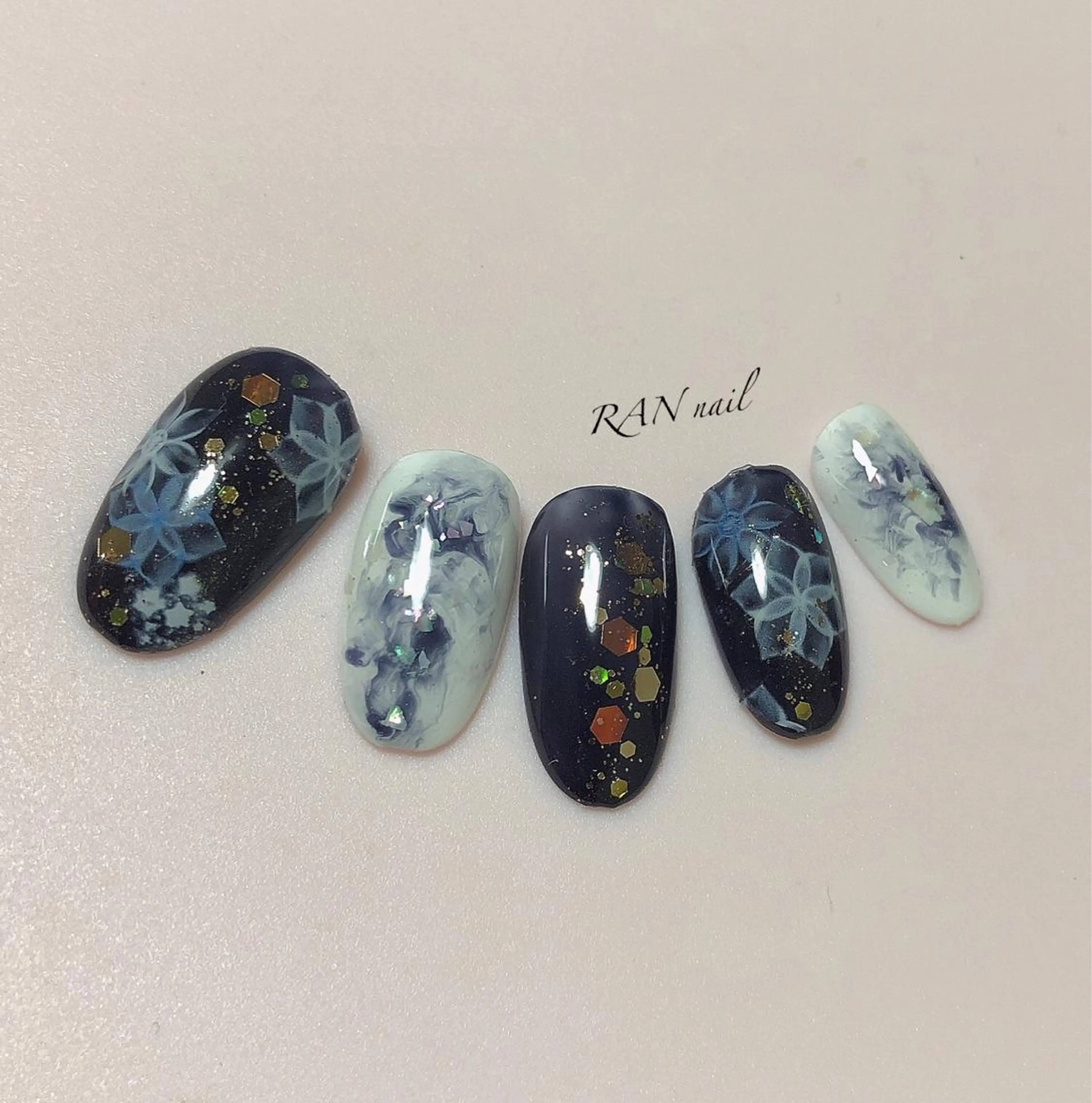 ネイル フラワーネイル フットネイル ゴールド オフィスネイル 冬ネイル ハンドネイル フットネイル RAN nailのネイルデザイン